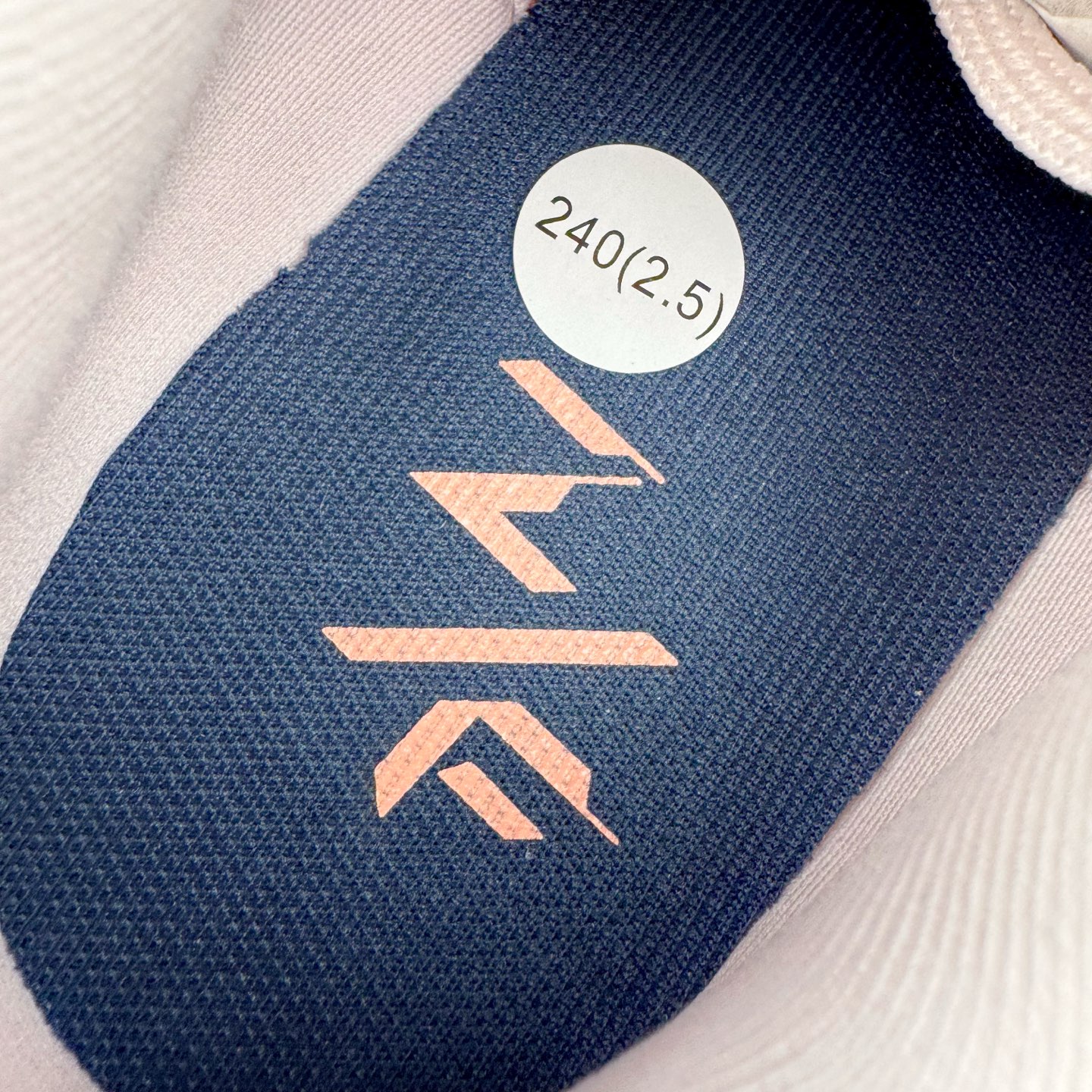 图片[12]-＃TG纯原 NK Zoom Fly 5 马拉松长跑运动休闲缓震碳板跑步鞋 DV7894-600 独家开模内嵌全掌铲形真碳板.如拆解发现非碳板可假一罚十.（非市面上通货TPU塑料板或纸板之类）.鞋底窗口可见zoomx粘接料.非通货使用的纹路雕刻而成.外围搭載轻量级SR02泡棉载体.中底ZoomX泡棉.鞋面采用轻盈网眼设计.鞋垫与原厂一致采用zoomX废料粘接而成.鞋盒.合格证.纸吊牌.三标齐全. 实拍调校N版已经零色差零失真 百分百还原实物色彩所见即所得 不存在货不对板色差等低级问题 选购参考实物拍摄 不混卖不参货 只用心做好货严格选品 承诺混一赔十 尺码：36 36.5 37.5 38 38.5 39 40 40.5 41 42 42.5 43 44 44.5 45-选品中心