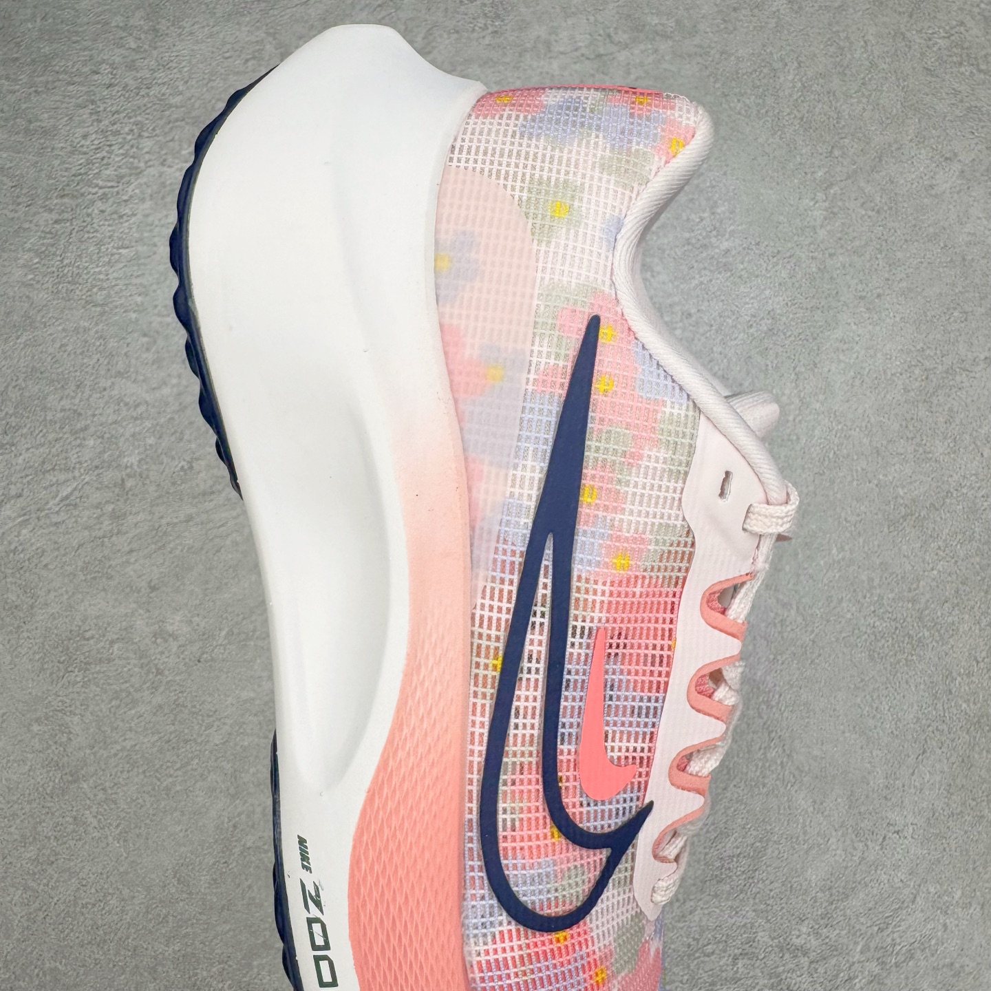 图片[6]-＃TG纯原 NK Zoom Fly 5 马拉松长跑运动休闲缓震碳板跑步鞋 DV7894-600 独家开模内嵌全掌铲形真碳板.如拆解发现非碳板可假一罚十.（非市面上通货TPU塑料板或纸板之类）.鞋底窗口可见zoomx粘接料.非通货使用的纹路雕刻而成.外围搭載轻量级SR02泡棉载体.中底ZoomX泡棉.鞋面采用轻盈网眼设计.鞋垫与原厂一致采用zoomX废料粘接而成.鞋盒.合格证.纸吊牌.三标齐全. 实拍调校N版已经零色差零失真 百分百还原实物色彩所见即所得 不存在货不对板色差等低级问题 选购参考实物拍摄 不混卖不参货 只用心做好货严格选品 承诺混一赔十 尺码：36 36.5 37.5 38 38.5 39 40 40.5 41 42 42.5 43 44 44.5 45-选品中心