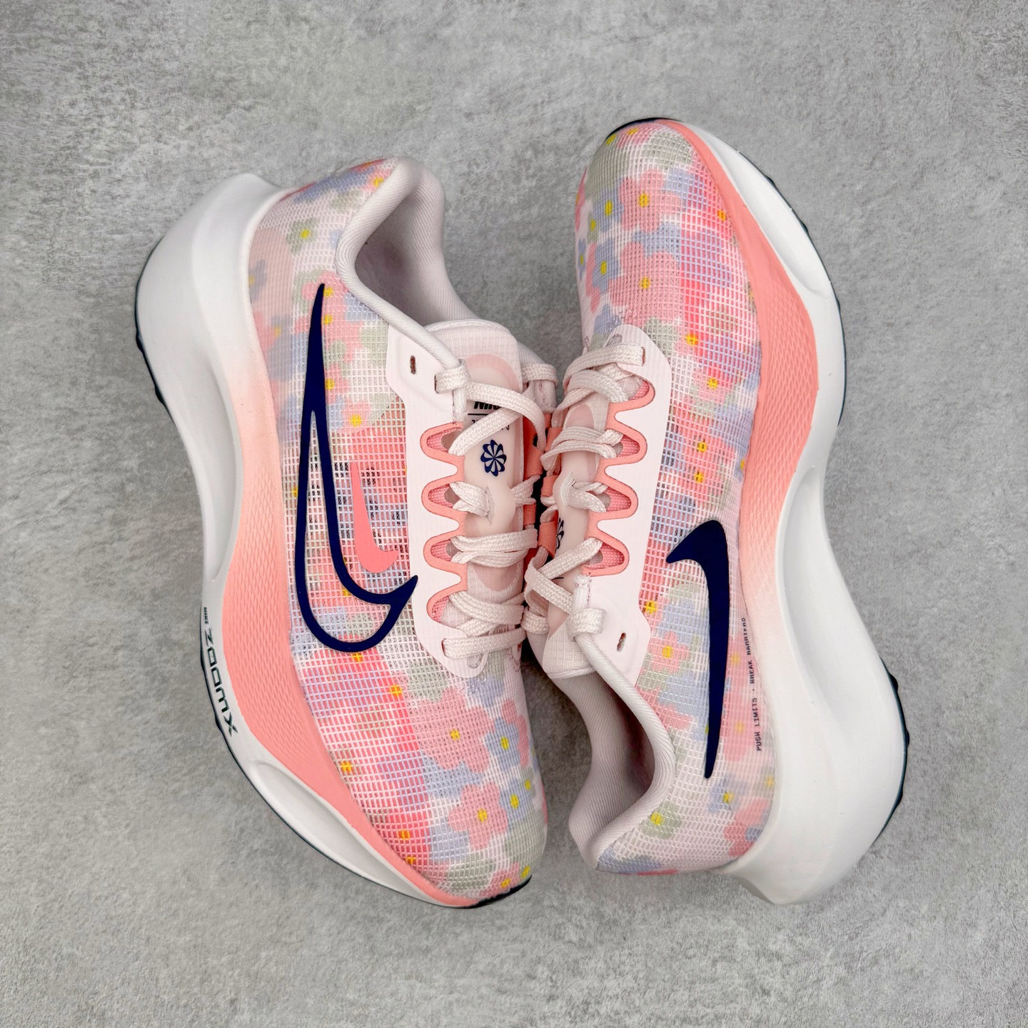 图片[3]-＃TG纯原 NK Zoom Fly 5 马拉松长跑运动休闲缓震碳板跑步鞋 DV7894-600 独家开模内嵌全掌铲形真碳板.如拆解发现非碳板可假一罚十.（非市面上通货TPU塑料板或纸板之类）.鞋底窗口可见zoomx粘接料.非通货使用的纹路雕刻而成.外围搭載轻量级SR02泡棉载体.中底ZoomX泡棉.鞋面采用轻盈网眼设计.鞋垫与原厂一致采用zoomX废料粘接而成.鞋盒.合格证.纸吊牌.三标齐全. 实拍调校N版已经零色差零失真 百分百还原实物色彩所见即所得 不存在货不对板色差等低级问题 选购参考实物拍摄 不混卖不参货 只用心做好货严格选品 承诺混一赔十 尺码：36 36.5 37.5 38 38.5 39 40 40.5 41 42 42.5 43 44 44.5 45-选品中心