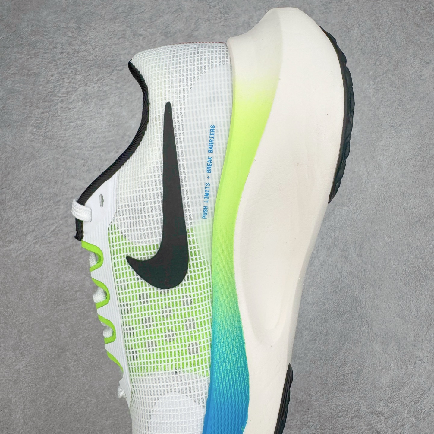 图片[7]-＃TG纯原 NK Zoom Fly 5 马拉松长跑运动休闲缓震碳板跑步鞋 FQ6851-101 独家开模内嵌全掌铲形真碳板.如拆解发现非碳板可假一罚十.（非市面上通货TPU塑料板或纸板之类）.鞋底窗口可见zoomx粘接料.非通货使用的纹路雕刻而成.外围搭載轻量级SR02泡棉载体.中底ZoomX泡棉.鞋面采用轻盈网眼设计.鞋垫与原厂一致采用zoomX废料粘接而成.鞋盒.合格证.纸吊牌.三标齐全. 实拍调校N版已经零色差零失真 百分百还原实物色彩所见即所得 不存在货不对板色差等低级问题 选购参考实物拍摄 不混卖不参货 只用心做好货严格选品 承诺混一赔十 尺码：36 36.5 37.5 38 38.5 39 40 40.5 41 42 42.5 43 44 44.5 45-选品中心