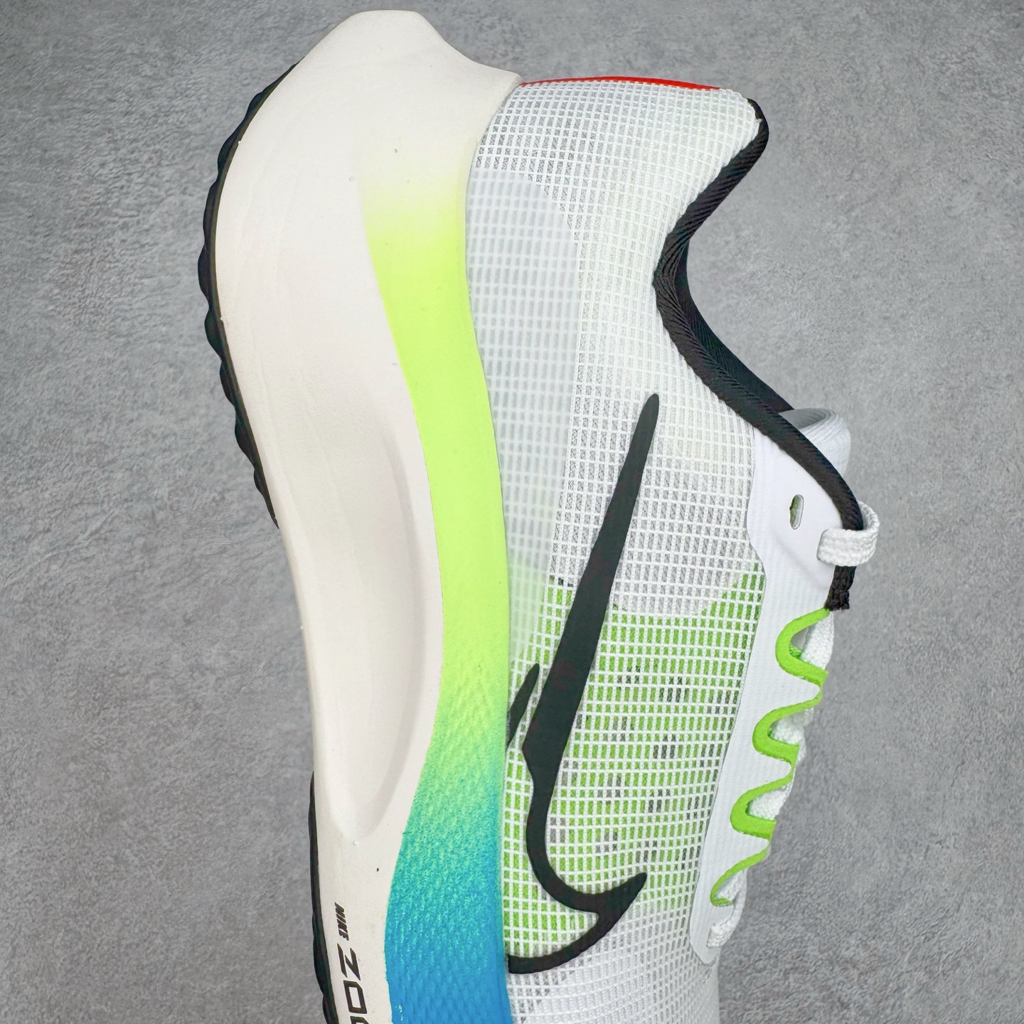 图片[6]-＃TG纯原 NK Zoom Fly 5 马拉松长跑运动休闲缓震碳板跑步鞋 FQ6851-101 独家开模内嵌全掌铲形真碳板.如拆解发现非碳板可假一罚十.（非市面上通货TPU塑料板或纸板之类）.鞋底窗口可见zoomx粘接料.非通货使用的纹路雕刻而成.外围搭載轻量级SR02泡棉载体.中底ZoomX泡棉.鞋面采用轻盈网眼设计.鞋垫与原厂一致采用zoomX废料粘接而成.鞋盒.合格证.纸吊牌.三标齐全. 实拍调校N版已经零色差零失真 百分百还原实物色彩所见即所得 不存在货不对板色差等低级问题 选购参考实物拍摄 不混卖不参货 只用心做好货严格选品 承诺混一赔十 尺码：36 36.5 37.5 38 38.5 39 40 40.5 41 42 42.5 43 44 44.5 45-选品中心