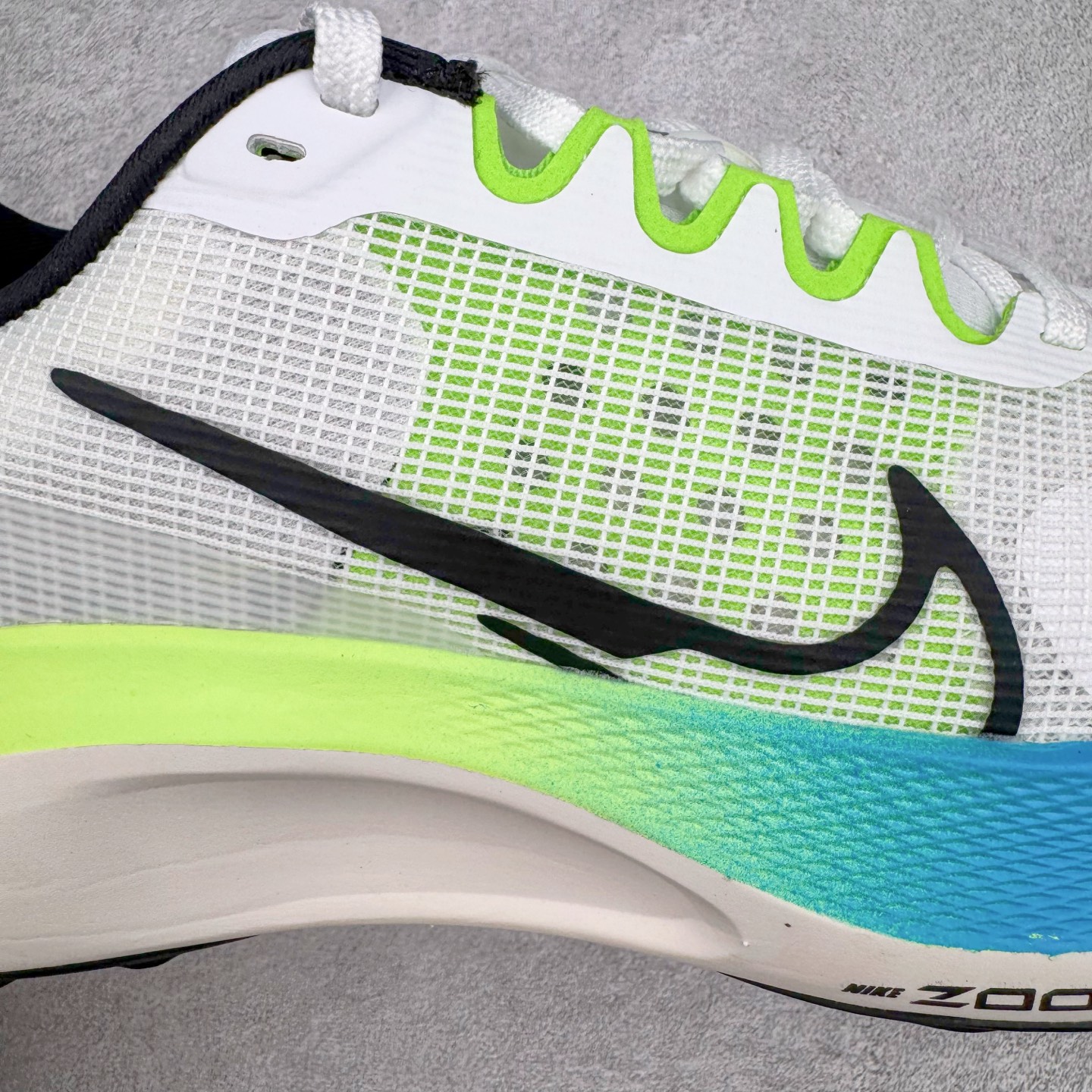 图片[15]-＃TG纯原 NK Zoom Fly 5 马拉松长跑运动休闲缓震碳板跑步鞋 FQ6851-101 独家开模内嵌全掌铲形真碳板.如拆解发现非碳板可假一罚十.（非市面上通货TPU塑料板或纸板之类）.鞋底窗口可见zoomx粘接料.非通货使用的纹路雕刻而成.外围搭載轻量级SR02泡棉载体.中底ZoomX泡棉.鞋面采用轻盈网眼设计.鞋垫与原厂一致采用zoomX废料粘接而成.鞋盒.合格证.纸吊牌.三标齐全. 实拍调校N版已经零色差零失真 百分百还原实物色彩所见即所得 不存在货不对板色差等低级问题 选购参考实物拍摄 不混卖不参货 只用心做好货严格选品 承诺混一赔十 尺码：36 36.5 37.5 38 38.5 39 40 40.5 41 42 42.5 43 44 44.5 45-选品中心