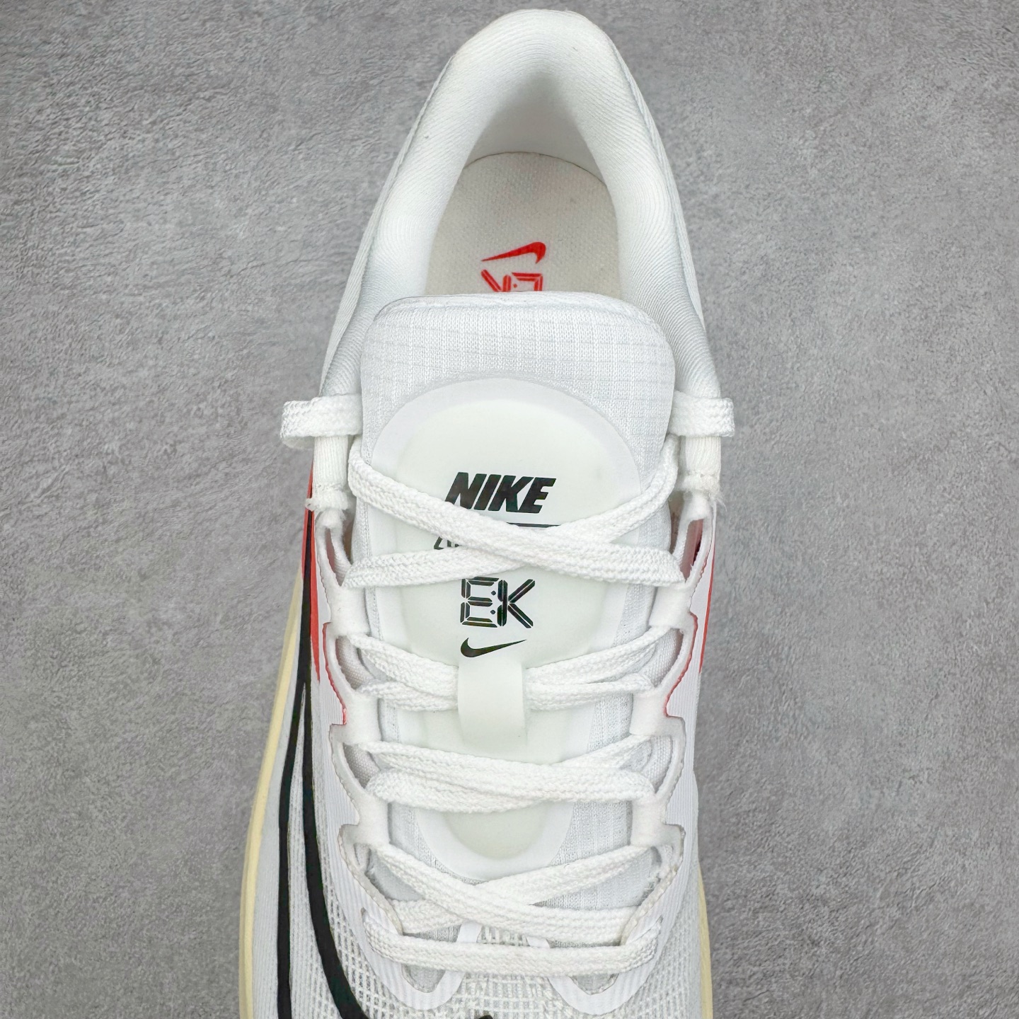 图片[5]-＃TG纯原 NK Zoom Fly 5 马拉松长跑运动休闲缓震碳板跑步鞋 FD6562-100 独家开模内嵌全掌铲形真碳板.如拆解发现非碳板可假一罚十.（非市面上通货TPU塑料板或纸板之类）.鞋底窗口可见zoomx粘接料.非通货使用的纹路雕刻而成.外围搭載轻量级SR02泡棉载体.中底ZoomX泡棉.鞋面采用轻盈网眼设计.鞋垫与原厂一致采用zoomX废料粘接而成.鞋盒.合格证.纸吊牌.三标齐全. 实拍调校N版已经零色差零失真 百分百还原实物色彩所见即所得 不存在货不对板色差等低级问题 选购参考实物拍摄 不混卖不参货 只用心做好货严格选品 承诺混一赔十 尺码：36 36.5 37.5 38 38.5 39 40 40.5 41 42 42.5 43 44 44.5 45-选品中心