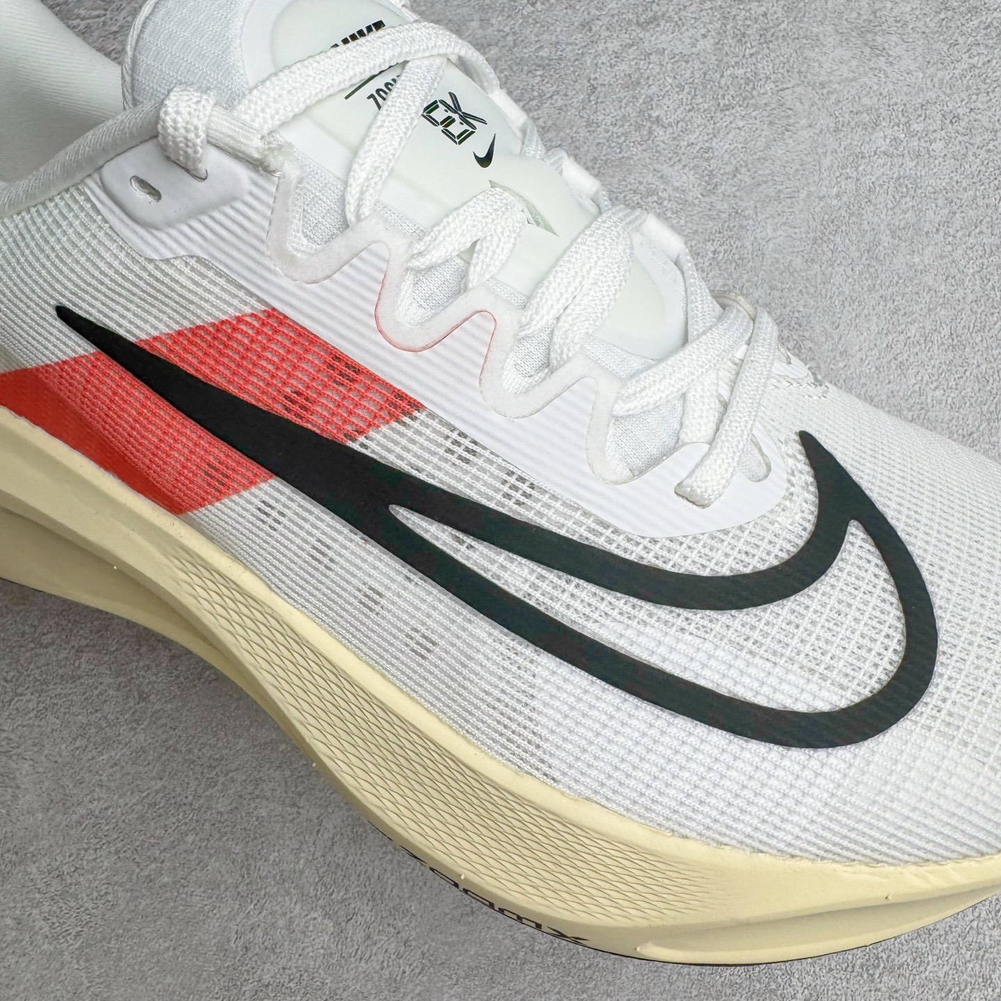 图片[16]-＃TG纯原 NK Zoom Fly 5 马拉松长跑运动休闲缓震碳板跑步鞋 FD6562-100 独家开模内嵌全掌铲形真碳板.如拆解发现非碳板可假一罚十.（非市面上通货TPU塑料板或纸板之类）.鞋底窗口可见zoomx粘接料.非通货使用的纹路雕刻而成.外围搭載轻量级SR02泡棉载体.中底ZoomX泡棉.鞋面采用轻盈网眼设计.鞋垫与原厂一致采用zoomX废料粘接而成.鞋盒.合格证.纸吊牌.三标齐全. 实拍调校N版已经零色差零失真 百分百还原实物色彩所见即所得 不存在货不对板色差等低级问题 选购参考实物拍摄 不混卖不参货 只用心做好货严格选品 承诺混一赔十 尺码：36 36.5 37.5 38 38.5 39 40 40.5 41 42 42.5 43 44 44.5 45-选品中心