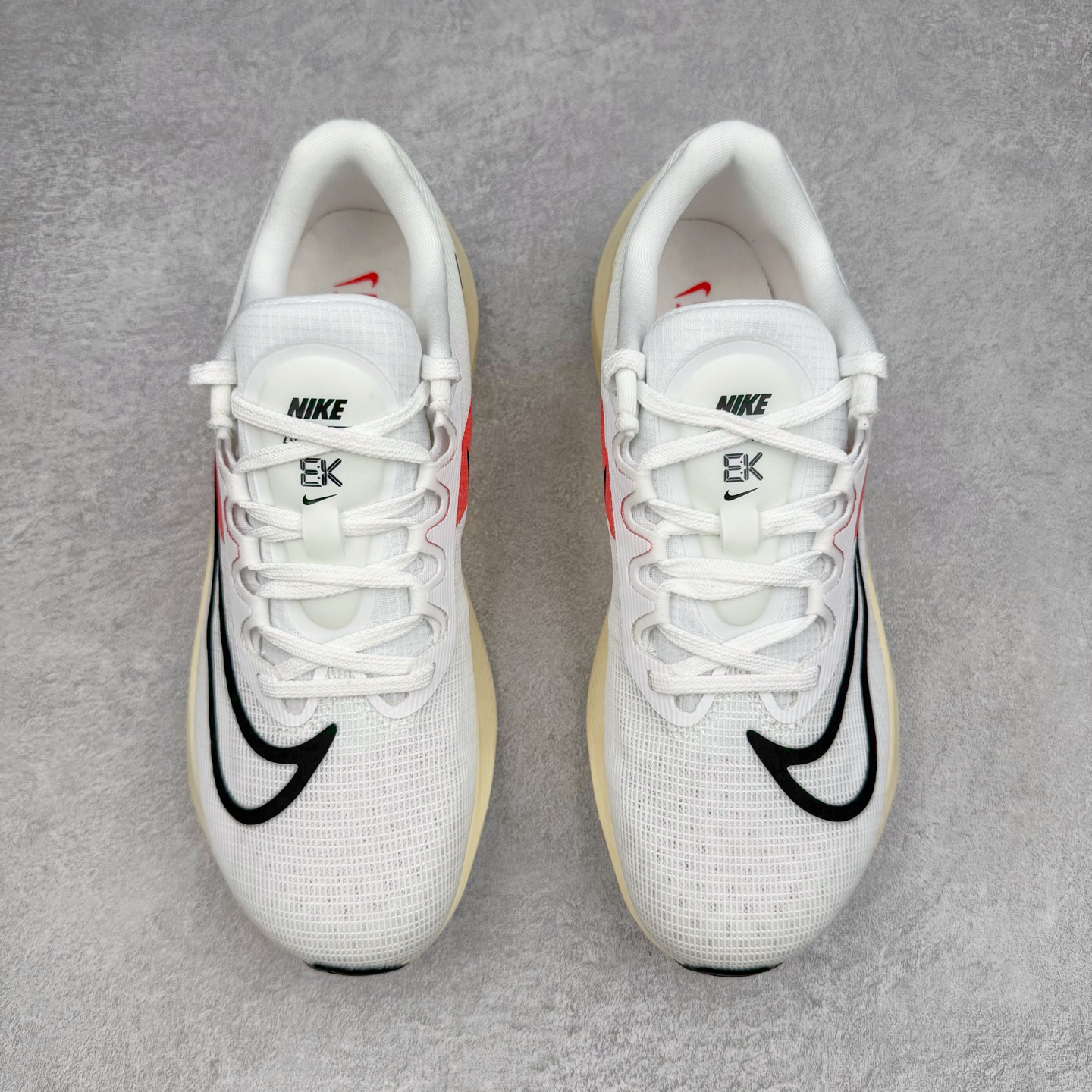 图片[2]-＃TG纯原 NK Zoom Fly 5 马拉松长跑运动休闲缓震碳板跑步鞋 FD6562-100 独家开模内嵌全掌铲形真碳板.如拆解发现非碳板可假一罚十.（非市面上通货TPU塑料板或纸板之类）.鞋底窗口可见zoomx粘接料.非通货使用的纹路雕刻而成.外围搭載轻量级SR02泡棉载体.中底ZoomX泡棉.鞋面采用轻盈网眼设计.鞋垫与原厂一致采用zoomX废料粘接而成.鞋盒.合格证.纸吊牌.三标齐全. 实拍调校N版已经零色差零失真 百分百还原实物色彩所见即所得 不存在货不对板色差等低级问题 选购参考实物拍摄 不混卖不参货 只用心做好货严格选品 承诺混一赔十 尺码：36 36.5 37.5 38 38.5 39 40 40.5 41 42 42.5 43 44 44.5 45-选品中心