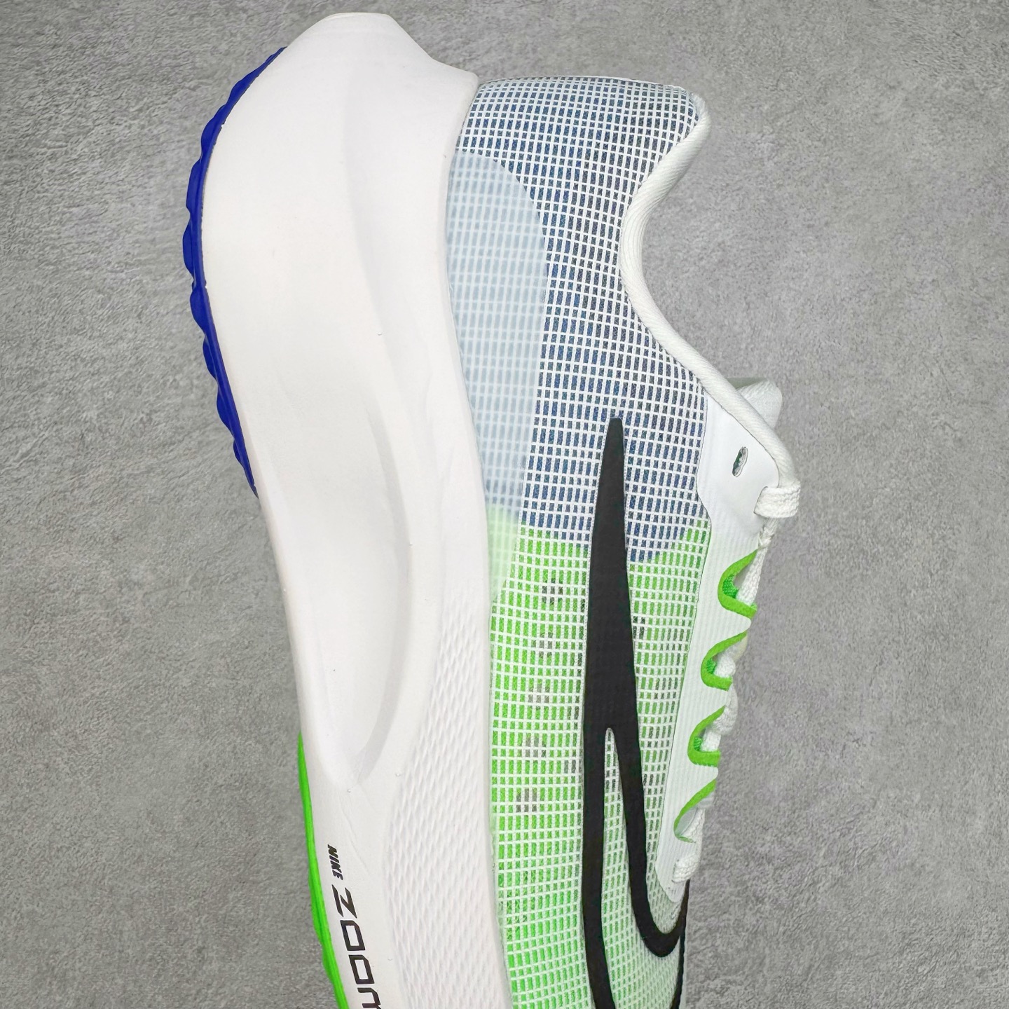 图片[6]-＃TG纯原 NK Zoom Fly 5 马拉松长跑运动休闲缓震碳板跑步鞋 DM8968-101 独家开模内嵌全掌铲形真碳板.如拆解发现非碳板可假一罚十.（非市面上通货TPU塑料板或纸板之类）.鞋底窗口可见zoomx粘接料.非通货使用的纹路雕刻而成.外围搭載轻量级SR02泡棉载体.中底ZoomX泡棉.鞋面采用轻盈网眼设计.鞋垫与原厂一致采用zoomX废料粘接而成.鞋盒.合格证.纸吊牌.三标齐全. 实拍调校N版已经零色差零失真 百分百还原实物色彩所见即所得 不存在货不对板色差等低级问题 选购参考实物拍摄 不混卖不参货 只用心做好货严格选品 承诺混一赔十 尺码：36 36.5 37.5 38 38.5 39 40 40.5 41 42 42.5 43 44 44.5 45-选品中心