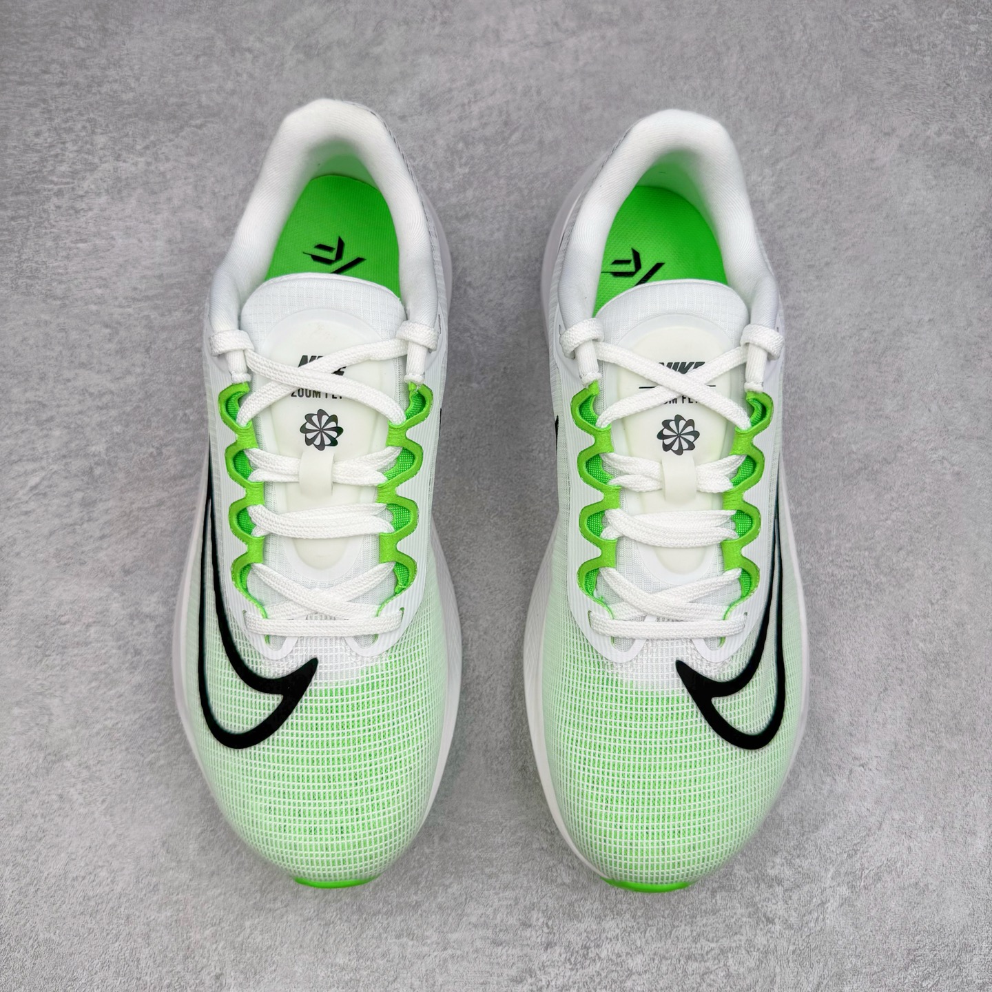 图片[2]-＃TG纯原 NK Zoom Fly 5 马拉松长跑运动休闲缓震碳板跑步鞋 DM8968-101 独家开模内嵌全掌铲形真碳板.如拆解发现非碳板可假一罚十.（非市面上通货TPU塑料板或纸板之类）.鞋底窗口可见zoomx粘接料.非通货使用的纹路雕刻而成.外围搭載轻量级SR02泡棉载体.中底ZoomX泡棉.鞋面采用轻盈网眼设计.鞋垫与原厂一致采用zoomX废料粘接而成.鞋盒.合格证.纸吊牌.三标齐全. 实拍调校N版已经零色差零失真 百分百还原实物色彩所见即所得 不存在货不对板色差等低级问题 选购参考实物拍摄 不混卖不参货 只用心做好货严格选品 承诺混一赔十 尺码：36 36.5 37.5 38 38.5 39 40 40.5 41 42 42.5 43 44 44.5 45-选品中心