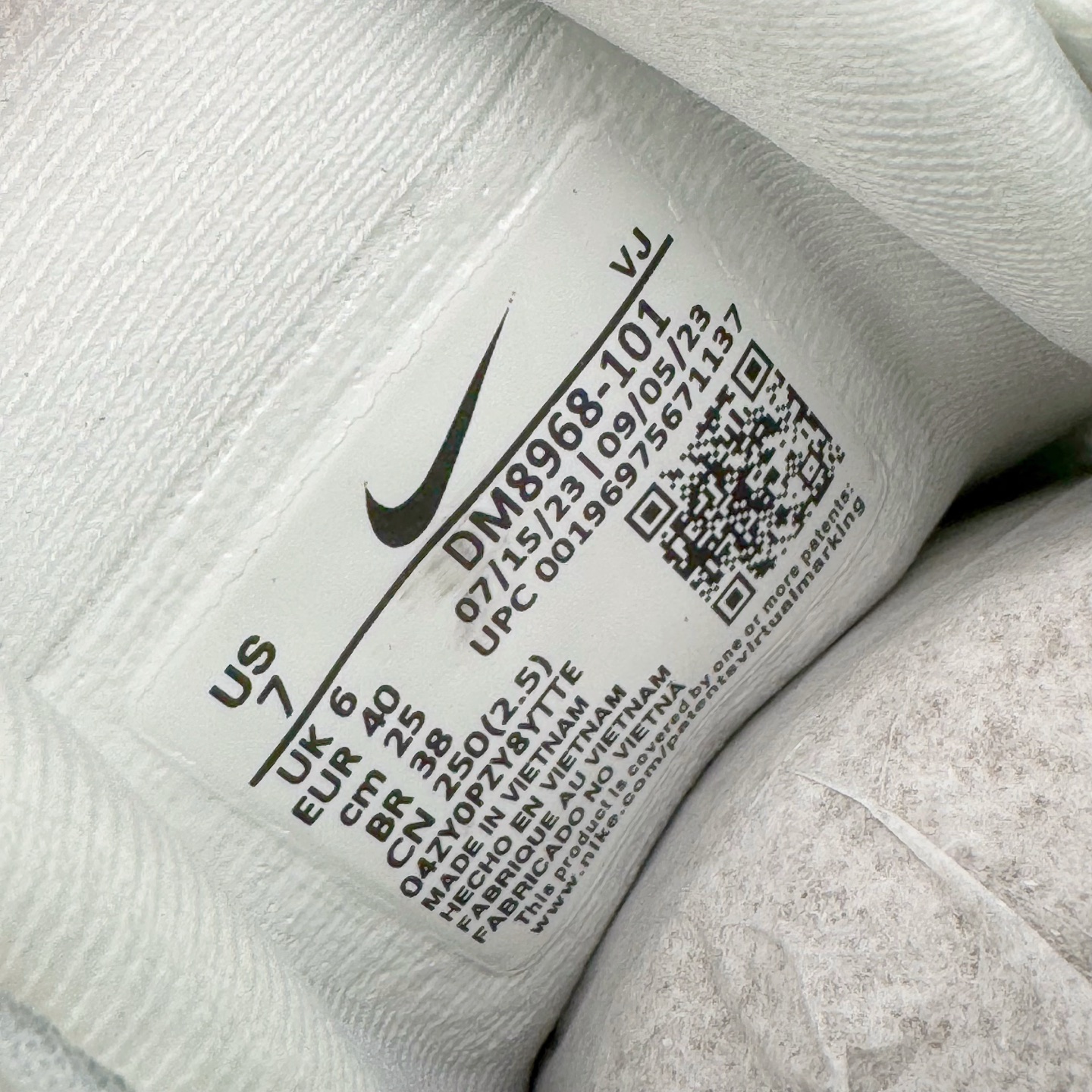 图片[12]-＃TG纯原 NK Zoom Fly 5 马拉松长跑运动休闲缓震碳板跑步鞋 DM8968-101 独家开模内嵌全掌铲形真碳板.如拆解发现非碳板可假一罚十.（非市面上通货TPU塑料板或纸板之类）.鞋底窗口可见zoomx粘接料.非通货使用的纹路雕刻而成.外围搭載轻量级SR02泡棉载体.中底ZoomX泡棉.鞋面采用轻盈网眼设计.鞋垫与原厂一致采用zoomX废料粘接而成.鞋盒.合格证.纸吊牌.三标齐全. 实拍调校N版已经零色差零失真 百分百还原实物色彩所见即所得 不存在货不对板色差等低级问题 选购参考实物拍摄 不混卖不参货 只用心做好货严格选品 承诺混一赔十 尺码：36 36.5 37.5 38 38.5 39 40 40.5 41 42 42.5 43 44 44.5 45-选品中心