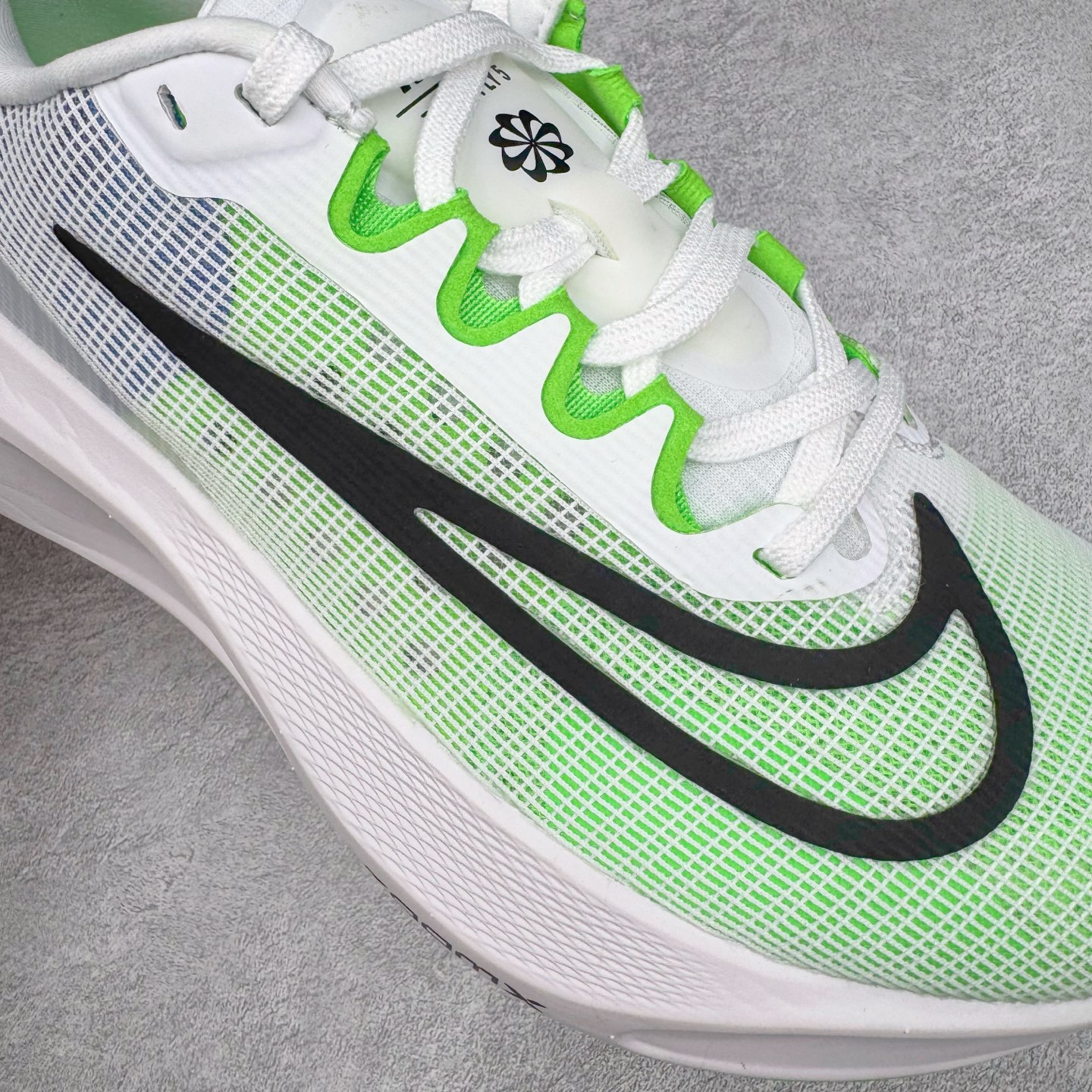 图片[15]-＃TG纯原 NK Zoom Fly 5 马拉松长跑运动休闲缓震碳板跑步鞋 DM8968-101 独家开模内嵌全掌铲形真碳板.如拆解发现非碳板可假一罚十.（非市面上通货TPU塑料板或纸板之类）.鞋底窗口可见zoomx粘接料.非通货使用的纹路雕刻而成.外围搭載轻量级SR02泡棉载体.中底ZoomX泡棉.鞋面采用轻盈网眼设计.鞋垫与原厂一致采用zoomX废料粘接而成.鞋盒.合格证.纸吊牌.三标齐全. 实拍调校N版已经零色差零失真 百分百还原实物色彩所见即所得 不存在货不对板色差等低级问题 选购参考实物拍摄 不混卖不参货 只用心做好货严格选品 承诺混一赔十 尺码：36 36.5 37.5 38 38.5 39 40 40.5 41 42 42.5 43 44 44.5 45-选品中心