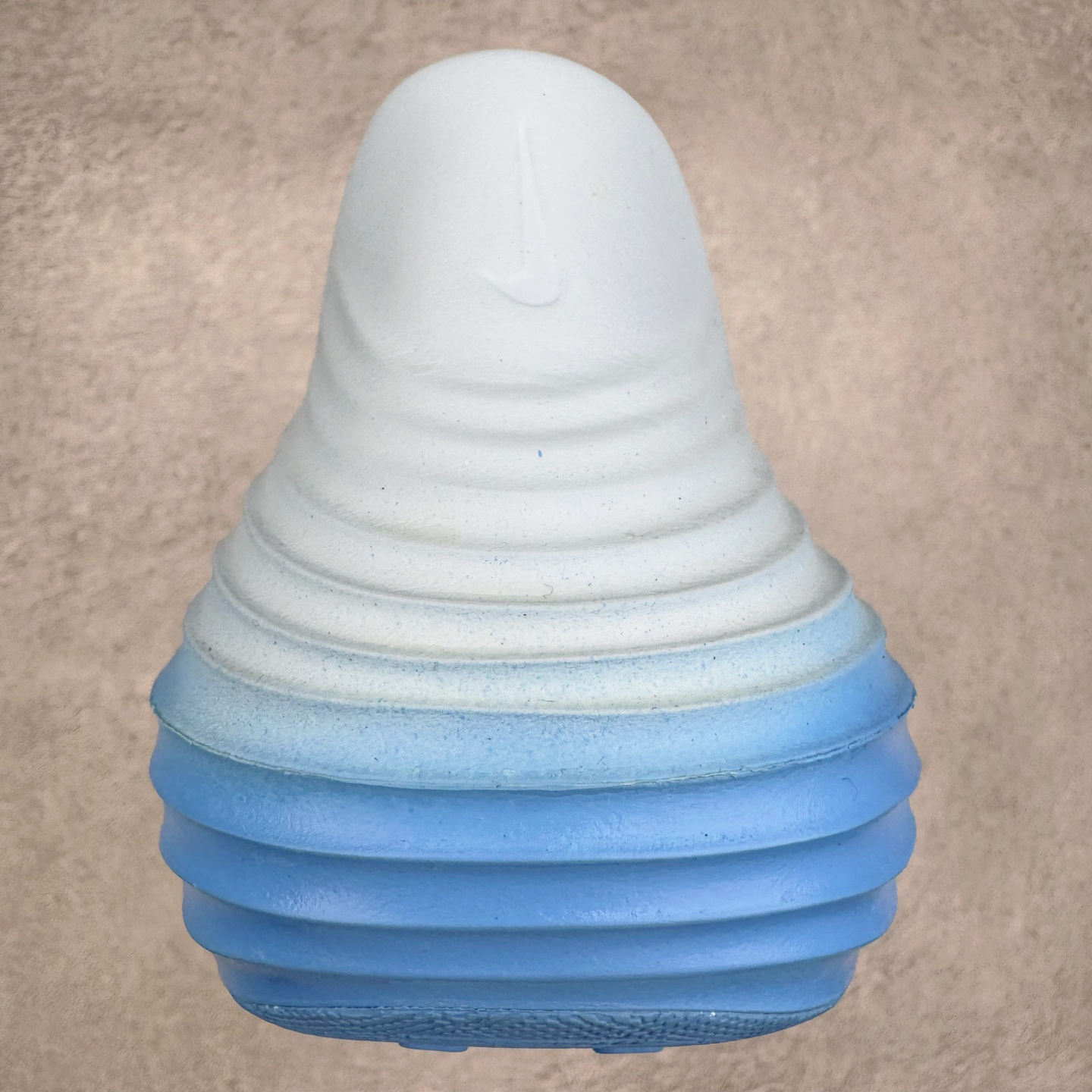 图片[8]-＃Lw纯原 NK ReactX Rejuven8 简约舒适百搭洞洞鞋 FV5060-402 重金购入原鞋及原档案磨具生产指令开发 唯一正确组合大底 组合侧面Logo 鞋头不过分上翘 后跟Logo 凹凸明显 轮廓分明 LOGO内侧钢印清晰工整 原厂磨具全鞋无多余毛边 同源公司EVA粒子环保塑料 原厂指令配方 无任何异味 弹性卡色均保持原鞋一致 匠心打造 鞋口弧度大小 鞋面色泽质感同步原鞋 LOGO内侧钢印清晰工整 从名字就能看出，这款鞋搭载了React X缓震科技，保证了舒适的脚感和轻盈的穿着体验。设计上，这双鞋采用了近几年非常流行的洞洞鞋风格，但特别之处在于加入了波浪纹路细节，让整个鞋型看起来更有立体感，视觉上也增添了几分现代感。尺码：36 36.5 37.5 38 38.5 39 40 40.5 41 42 42.5 43 44 44.5 45 46.5 47.5 48.5-选品中心