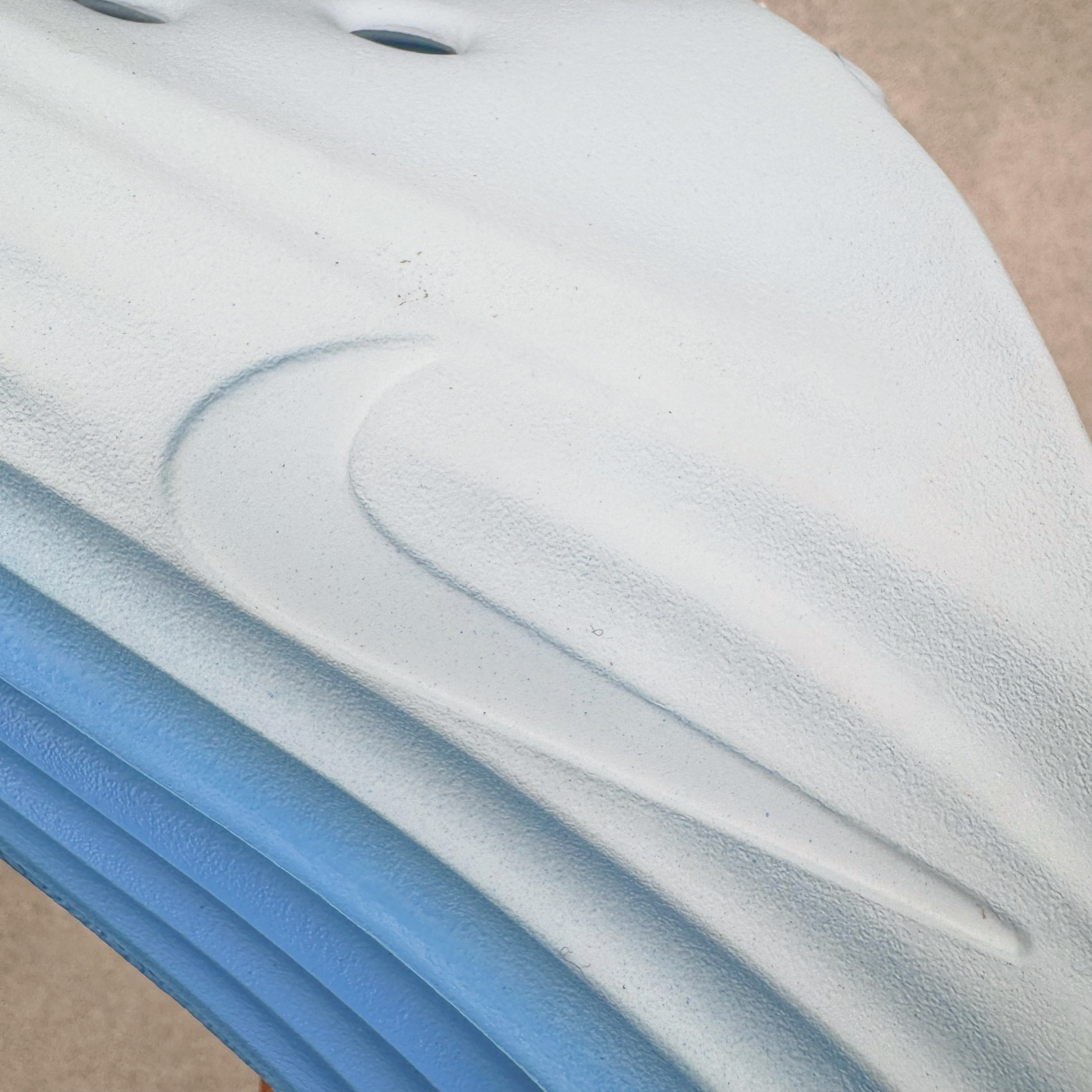 图片[11]-＃Lw纯原 NK ReactX Rejuven8 简约舒适百搭洞洞鞋 FV5060-402 重金购入原鞋及原档案磨具生产指令开发 唯一正确组合大底 组合侧面Logo 鞋头不过分上翘 后跟Logo 凹凸明显 轮廓分明 LOGO内侧钢印清晰工整 原厂磨具全鞋无多余毛边 同源公司EVA粒子环保塑料 原厂指令配方 无任何异味 弹性卡色均保持原鞋一致 匠心打造 鞋口弧度大小 鞋面色泽质感同步原鞋 LOGO内侧钢印清晰工整 从名字就能看出，这款鞋搭载了React X缓震科技，保证了舒适的脚感和轻盈的穿着体验。设计上，这双鞋采用了近几年非常流行的洞洞鞋风格，但特别之处在于加入了波浪纹路细节，让整个鞋型看起来更有立体感，视觉上也增添了几分现代感。尺码：36 36.5 37.5 38 38.5 39 40 40.5 41 42 42.5 43 44 44.5 45 46.5 47.5 48.5-选品中心