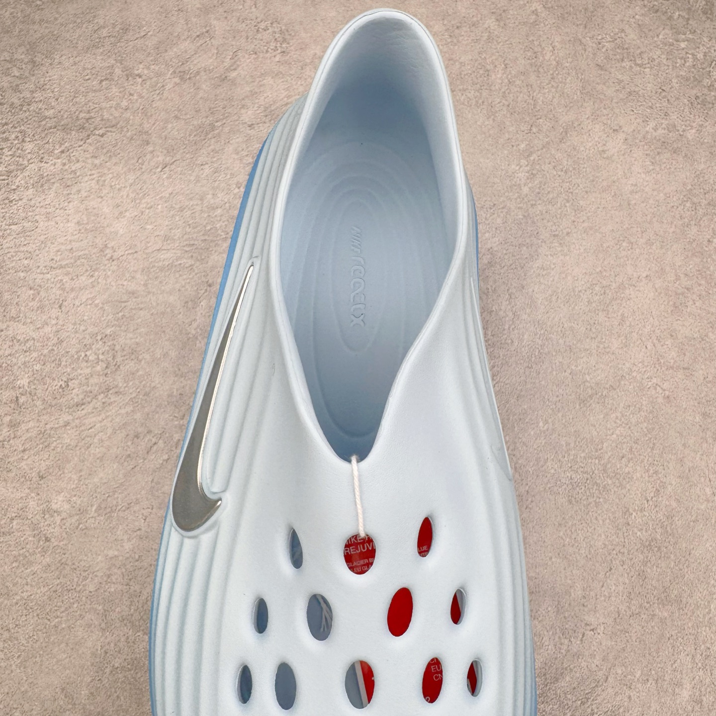 图片[5]-＃Lw纯原 NK ReactX Rejuven8 简约舒适百搭洞洞鞋 FV5060-402 重金购入原鞋及原档案磨具生产指令开发 唯一正确组合大底 组合侧面Logo 鞋头不过分上翘 后跟Logo 凹凸明显 轮廓分明 LOGO内侧钢印清晰工整 原厂磨具全鞋无多余毛边 同源公司EVA粒子环保塑料 原厂指令配方 无任何异味 弹性卡色均保持原鞋一致 匠心打造 鞋口弧度大小 鞋面色泽质感同步原鞋 LOGO内侧钢印清晰工整 从名字就能看出，这款鞋搭载了React X缓震科技，保证了舒适的脚感和轻盈的穿着体验。设计上，这双鞋采用了近几年非常流行的洞洞鞋风格，但特别之处在于加入了波浪纹路细节，让整个鞋型看起来更有立体感，视觉上也增添了几分现代感。尺码：36 36.5 37.5 38 38.5 39 40 40.5 41 42 42.5 43 44 44.5 45 46.5 47.5 48.5-选品中心