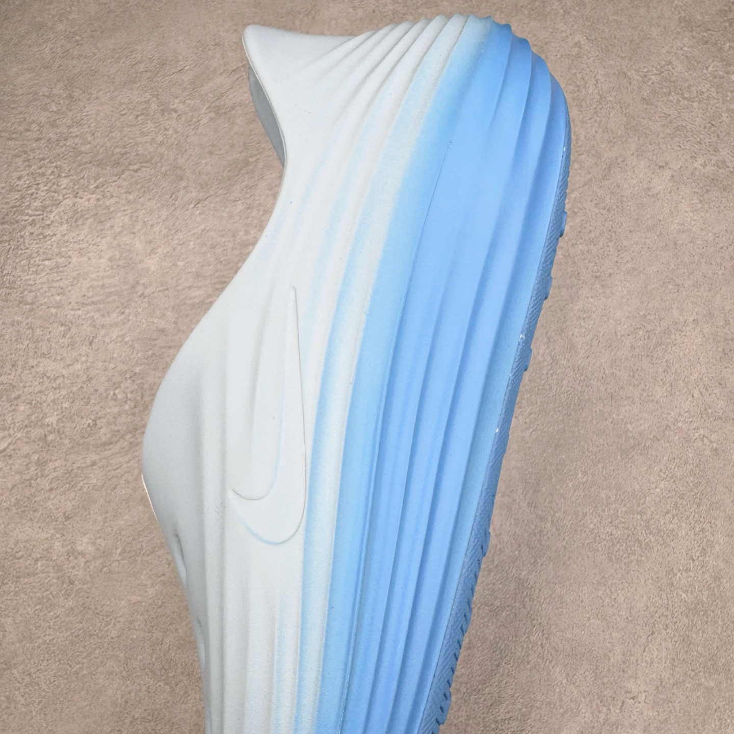 图片[7]-＃Lw纯原 NK ReactX Rejuven8 简约舒适百搭洞洞鞋 FV5060-402 重金购入原鞋及原档案磨具生产指令开发 唯一正确组合大底 组合侧面Logo 鞋头不过分上翘 后跟Logo 凹凸明显 轮廓分明 LOGO内侧钢印清晰工整 原厂磨具全鞋无多余毛边 同源公司EVA粒子环保塑料 原厂指令配方 无任何异味 弹性卡色均保持原鞋一致 匠心打造 鞋口弧度大小 鞋面色泽质感同步原鞋 LOGO内侧钢印清晰工整 从名字就能看出，这款鞋搭载了React X缓震科技，保证了舒适的脚感和轻盈的穿着体验。设计上，这双鞋采用了近几年非常流行的洞洞鞋风格，但特别之处在于加入了波浪纹路细节，让整个鞋型看起来更有立体感，视觉上也增添了几分现代感。尺码：36 36.5 37.5 38 38.5 39 40 40.5 41 42 42.5 43 44 44.5 45 46.5 47.5 48.5-选品中心