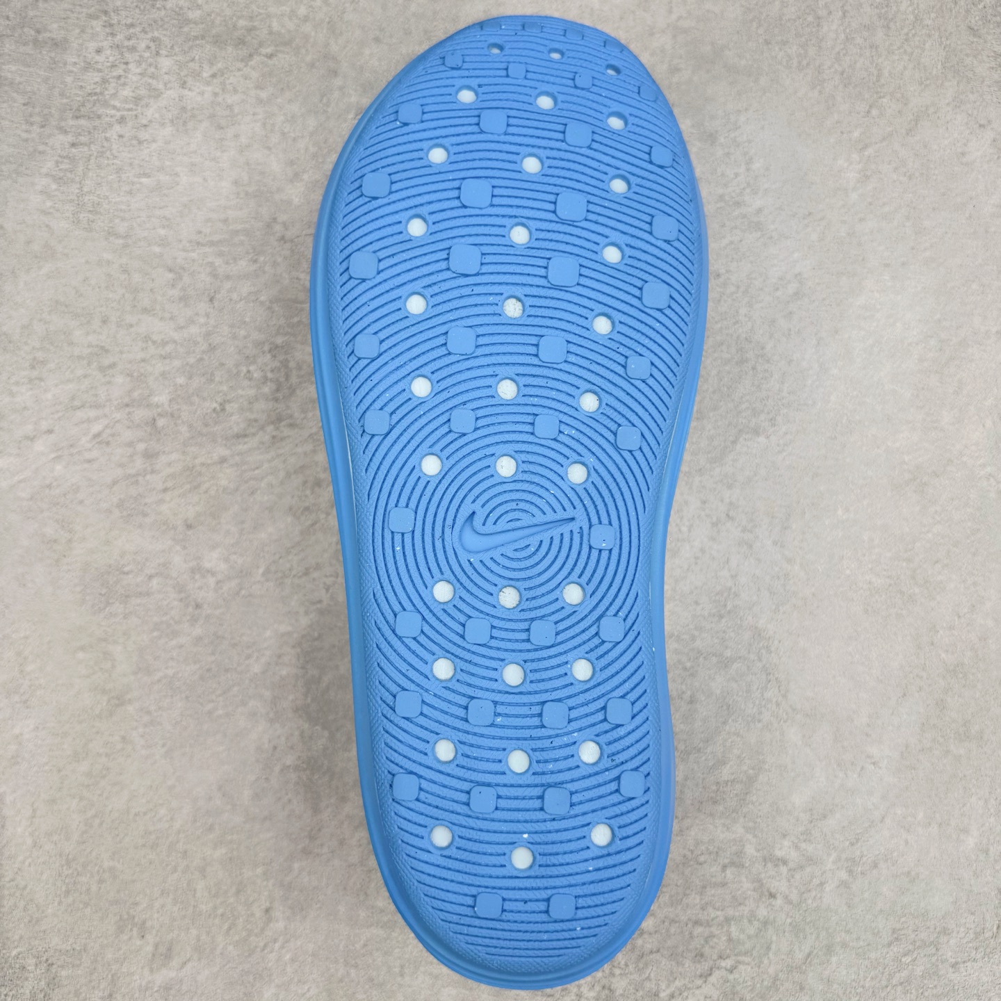 图片[9]-＃Lw纯原 NK ReactX Rejuven8 简约舒适百搭洞洞鞋 FV5060-402 重金购入原鞋及原档案磨具生产指令开发 唯一正确组合大底 组合侧面Logo 鞋头不过分上翘 后跟Logo 凹凸明显 轮廓分明 LOGO内侧钢印清晰工整 原厂磨具全鞋无多余毛边 同源公司EVA粒子环保塑料 原厂指令配方 无任何异味 弹性卡色均保持原鞋一致 匠心打造 鞋口弧度大小 鞋面色泽质感同步原鞋 LOGO内侧钢印清晰工整 从名字就能看出，这款鞋搭载了React X缓震科技，保证了舒适的脚感和轻盈的穿着体验。设计上，这双鞋采用了近几年非常流行的洞洞鞋风格，但特别之处在于加入了波浪纹路细节，让整个鞋型看起来更有立体感，视觉上也增添了几分现代感。尺码：36 36.5 37.5 38 38.5 39 40 40.5 41 42 42.5 43 44 44.5 45 46.5 47.5 48.5-选品中心