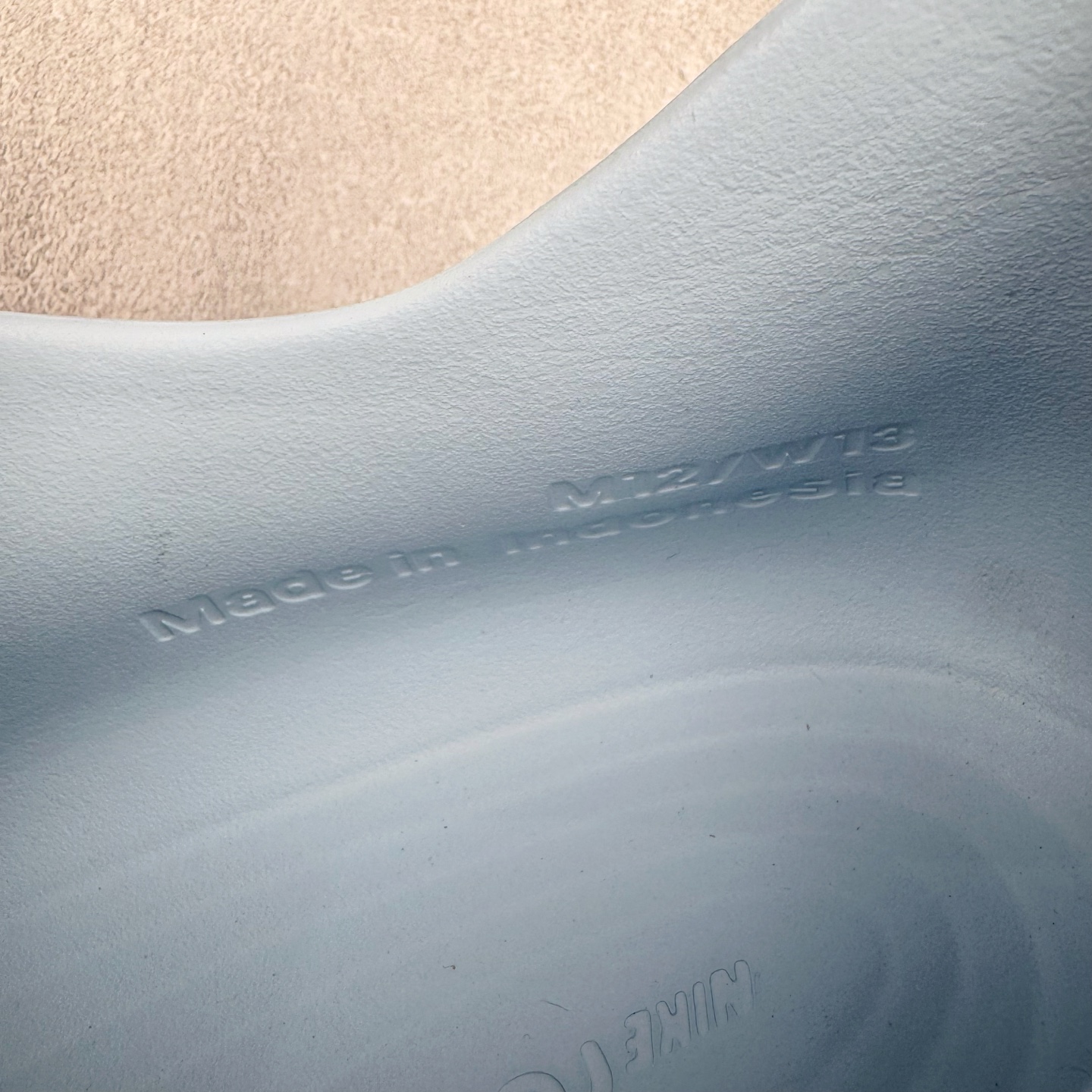 图片[13]-＃Lw纯原 NK ReactX Rejuven8 简约舒适百搭洞洞鞋 FV5060-402 重金购入原鞋及原档案磨具生产指令开发 唯一正确组合大底 组合侧面Logo 鞋头不过分上翘 后跟Logo 凹凸明显 轮廓分明 LOGO内侧钢印清晰工整 原厂磨具全鞋无多余毛边 同源公司EVA粒子环保塑料 原厂指令配方 无任何异味 弹性卡色均保持原鞋一致 匠心打造 鞋口弧度大小 鞋面色泽质感同步原鞋 LOGO内侧钢印清晰工整 从名字就能看出，这款鞋搭载了React X缓震科技，保证了舒适的脚感和轻盈的穿着体验。设计上，这双鞋采用了近几年非常流行的洞洞鞋风格，但特别之处在于加入了波浪纹路细节，让整个鞋型看起来更有立体感，视觉上也增添了几分现代感。尺码：36 36.5 37.5 38 38.5 39 40 40.5 41 42 42.5 43 44 44.5 45 46.5 47.5 48.5-选品中心