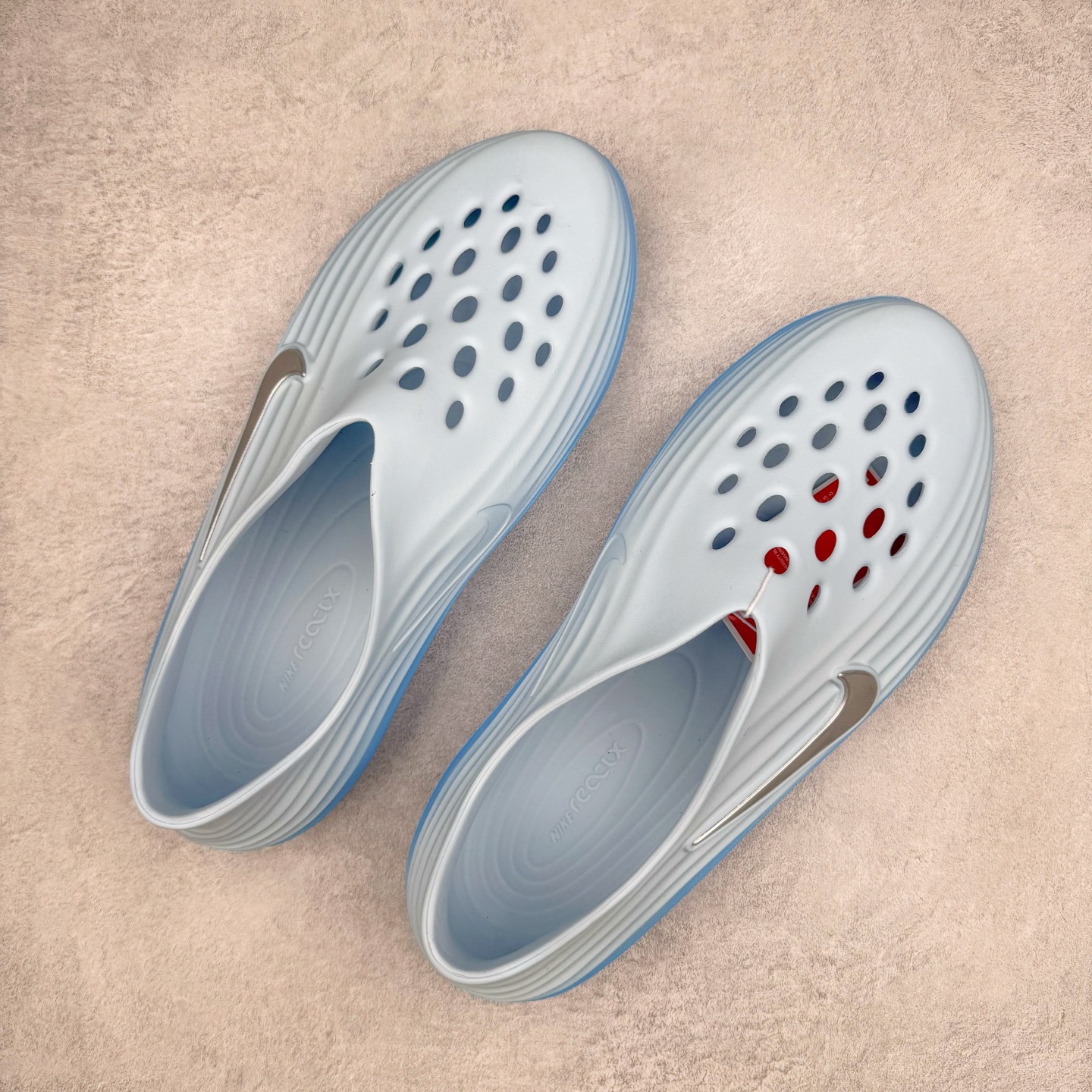 图片[3]-＃Lw纯原 NK ReactX Rejuven8 简约舒适百搭洞洞鞋 FV5060-402 重金购入原鞋及原档案磨具生产指令开发 唯一正确组合大底 组合侧面Logo 鞋头不过分上翘 后跟Logo 凹凸明显 轮廓分明 LOGO内侧钢印清晰工整 原厂磨具全鞋无多余毛边 同源公司EVA粒子环保塑料 原厂指令配方 无任何异味 弹性卡色均保持原鞋一致 匠心打造 鞋口弧度大小 鞋面色泽质感同步原鞋 LOGO内侧钢印清晰工整 从名字就能看出，这款鞋搭载了React X缓震科技，保证了舒适的脚感和轻盈的穿着体验。设计上，这双鞋采用了近几年非常流行的洞洞鞋风格，但特别之处在于加入了波浪纹路细节，让整个鞋型看起来更有立体感，视觉上也增添了几分现代感。尺码：36 36.5 37.5 38 38.5 39 40 40.5 41 42 42.5 43 44 44.5 45 46.5 47.5 48.5-选品中心