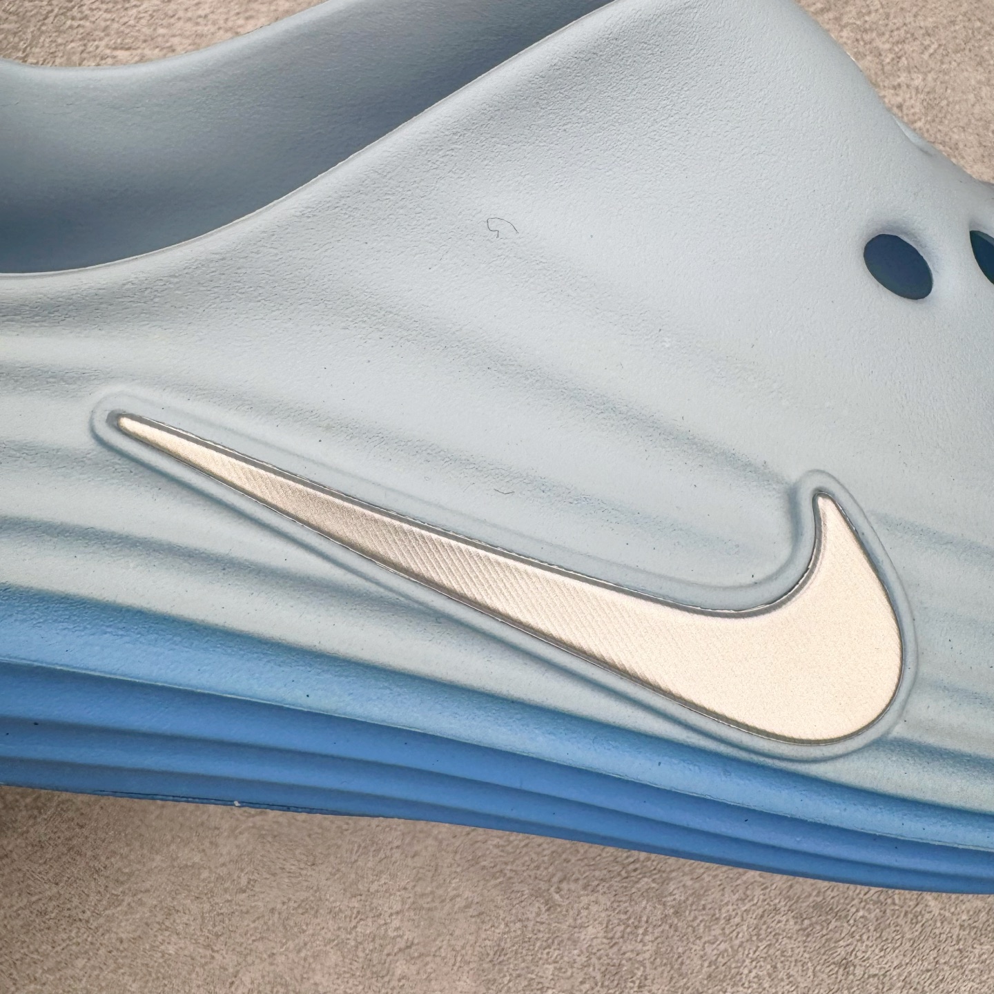 图片[17]-＃Lw纯原 NK ReactX Rejuven8 简约舒适百搭洞洞鞋 FV5060-402 重金购入原鞋及原档案磨具生产指令开发 唯一正确组合大底 组合侧面Logo 鞋头不过分上翘 后跟Logo 凹凸明显 轮廓分明 LOGO内侧钢印清晰工整 原厂磨具全鞋无多余毛边 同源公司EVA粒子环保塑料 原厂指令配方 无任何异味 弹性卡色均保持原鞋一致 匠心打造 鞋口弧度大小 鞋面色泽质感同步原鞋 LOGO内侧钢印清晰工整 从名字就能看出，这款鞋搭载了React X缓震科技，保证了舒适的脚感和轻盈的穿着体验。设计上，这双鞋采用了近几年非常流行的洞洞鞋风格，但特别之处在于加入了波浪纹路细节，让整个鞋型看起来更有立体感，视觉上也增添了几分现代感。尺码：36 36.5 37.5 38 38.5 39 40 40.5 41 42 42.5 43 44 44.5 45 46.5 47.5 48.5-选品中心