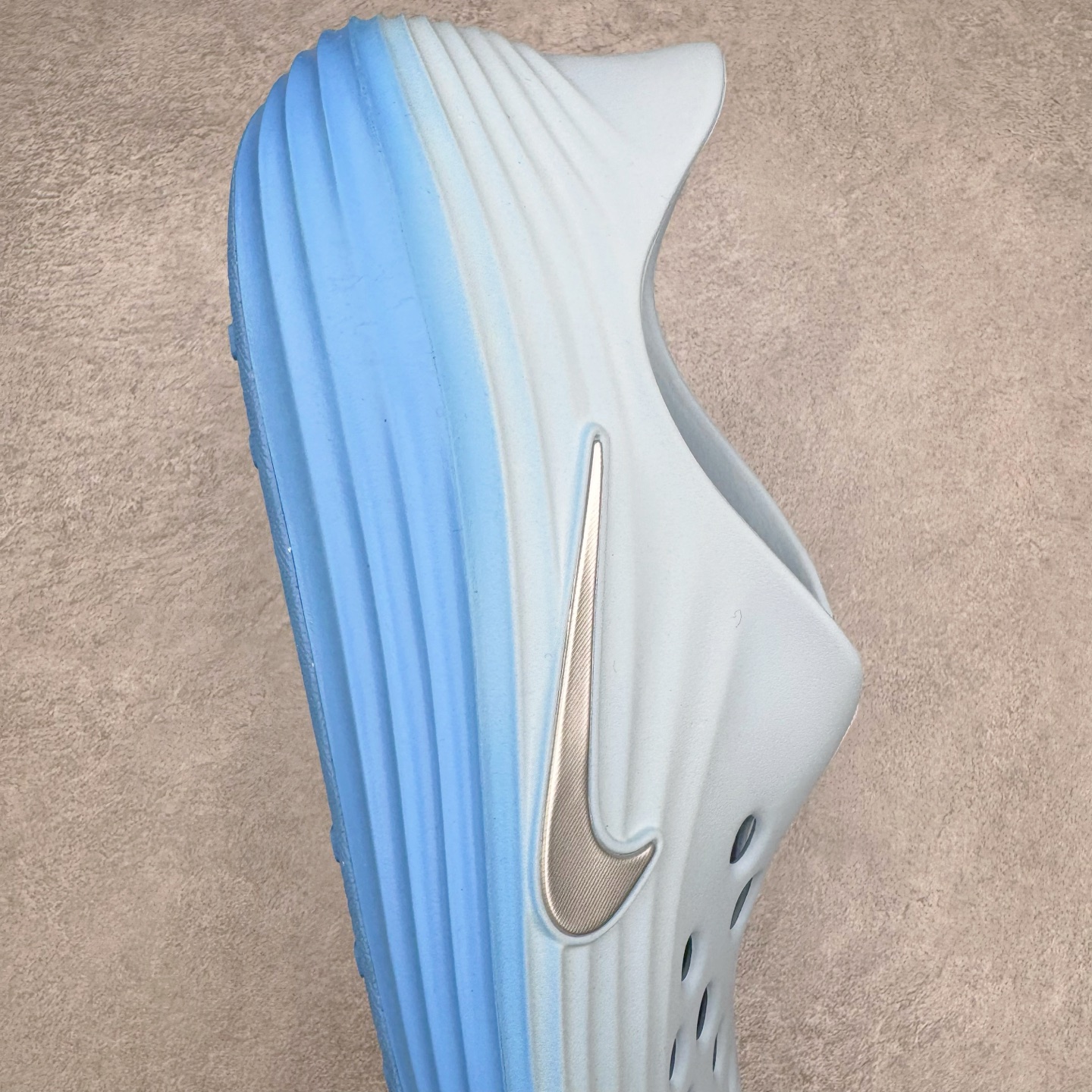 图片[6]-＃Lw纯原 NK ReactX Rejuven8 简约舒适百搭洞洞鞋 FV5060-402 重金购入原鞋及原档案磨具生产指令开发 唯一正确组合大底 组合侧面Logo 鞋头不过分上翘 后跟Logo 凹凸明显 轮廓分明 LOGO内侧钢印清晰工整 原厂磨具全鞋无多余毛边 同源公司EVA粒子环保塑料 原厂指令配方 无任何异味 弹性卡色均保持原鞋一致 匠心打造 鞋口弧度大小 鞋面色泽质感同步原鞋 LOGO内侧钢印清晰工整 从名字就能看出，这款鞋搭载了React X缓震科技，保证了舒适的脚感和轻盈的穿着体验。设计上，这双鞋采用了近几年非常流行的洞洞鞋风格，但特别之处在于加入了波浪纹路细节，让整个鞋型看起来更有立体感，视觉上也增添了几分现代感。尺码：36 36.5 37.5 38 38.5 39 40 40.5 41 42 42.5 43 44 44.5 45 46.5 47.5 48.5-选品中心