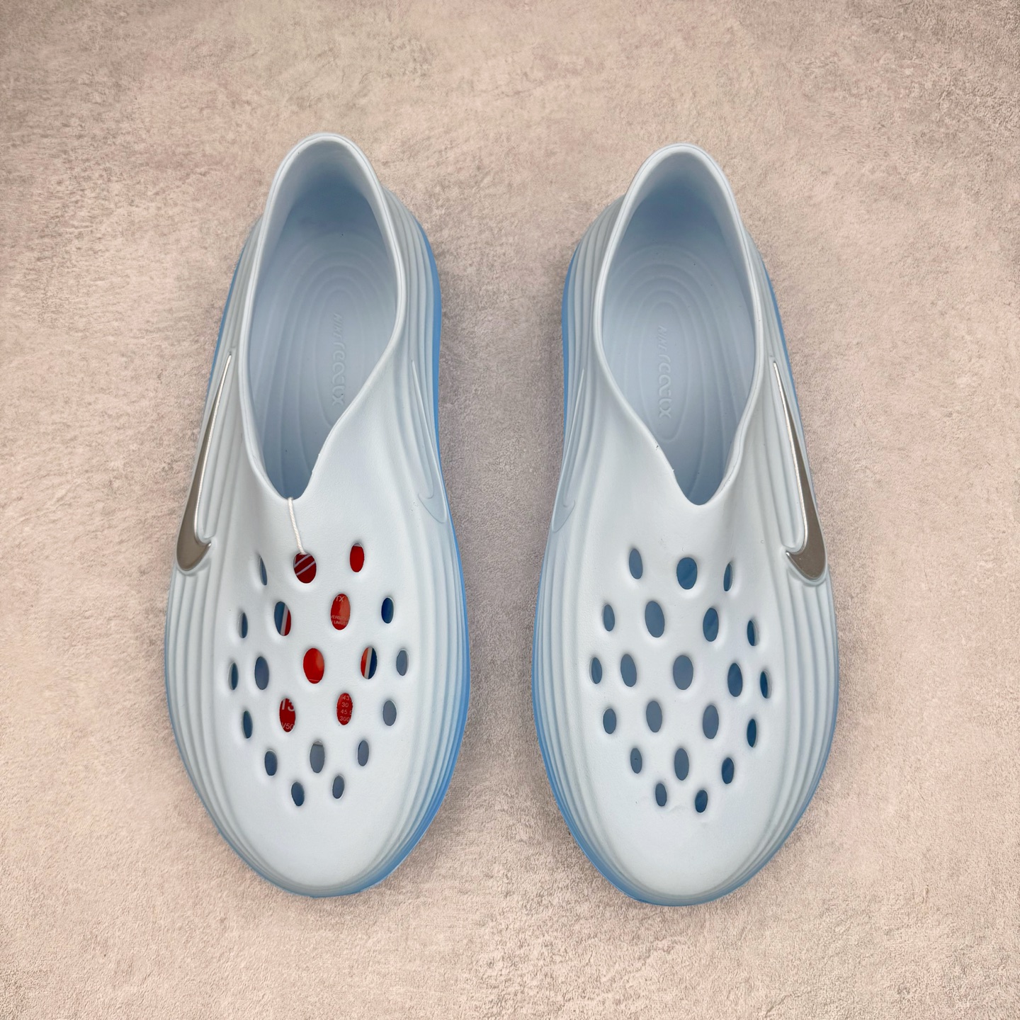 图片[2]-＃Lw纯原 NK ReactX Rejuven8 简约舒适百搭洞洞鞋 FV5060-402 重金购入原鞋及原档案磨具生产指令开发 唯一正确组合大底 组合侧面Logo 鞋头不过分上翘 后跟Logo 凹凸明显 轮廓分明 LOGO内侧钢印清晰工整 原厂磨具全鞋无多余毛边 同源公司EVA粒子环保塑料 原厂指令配方 无任何异味 弹性卡色均保持原鞋一致 匠心打造 鞋口弧度大小 鞋面色泽质感同步原鞋 LOGO内侧钢印清晰工整 从名字就能看出，这款鞋搭载了React X缓震科技，保证了舒适的脚感和轻盈的穿着体验。设计上，这双鞋采用了近几年非常流行的洞洞鞋风格，但特别之处在于加入了波浪纹路细节，让整个鞋型看起来更有立体感，视觉上也增添了几分现代感。尺码：36 36.5 37.5 38 38.5 39 40 40.5 41 42 42.5 43 44 44.5 45 46.5 47.5 48.5-选品中心