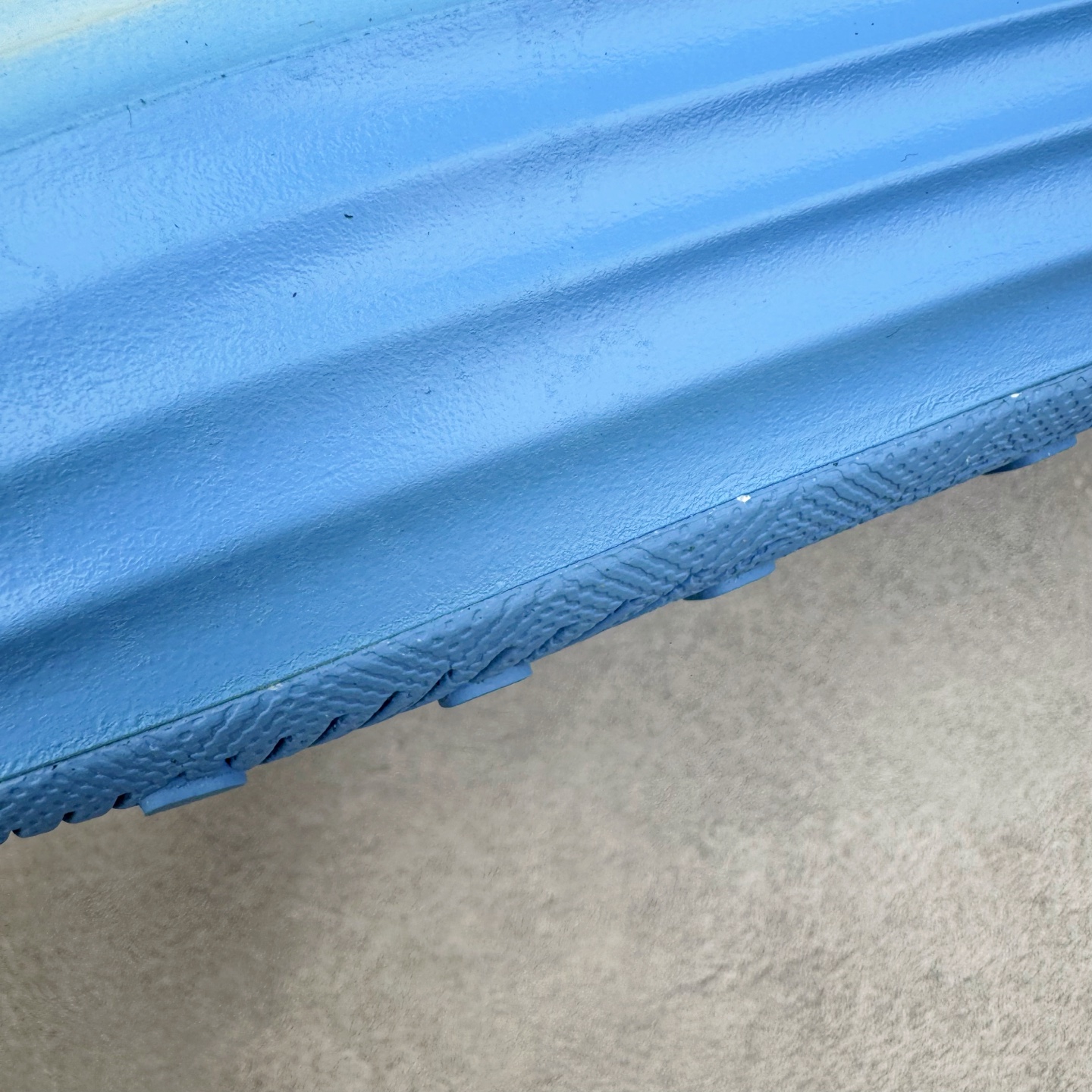 图片[18]-＃Lw纯原 NK ReactX Rejuven8 简约舒适百搭洞洞鞋 FV5060-402 重金购入原鞋及原档案磨具生产指令开发 唯一正确组合大底 组合侧面Logo 鞋头不过分上翘 后跟Logo 凹凸明显 轮廓分明 LOGO内侧钢印清晰工整 原厂磨具全鞋无多余毛边 同源公司EVA粒子环保塑料 原厂指令配方 无任何异味 弹性卡色均保持原鞋一致 匠心打造 鞋口弧度大小 鞋面色泽质感同步原鞋 LOGO内侧钢印清晰工整 从名字就能看出，这款鞋搭载了React X缓震科技，保证了舒适的脚感和轻盈的穿着体验。设计上，这双鞋采用了近几年非常流行的洞洞鞋风格，但特别之处在于加入了波浪纹路细节，让整个鞋型看起来更有立体感，视觉上也增添了几分现代感。尺码：36 36.5 37.5 38 38.5 39 40 40.5 41 42 42.5 43 44 44.5 45 46.5 47.5 48.5-选品中心