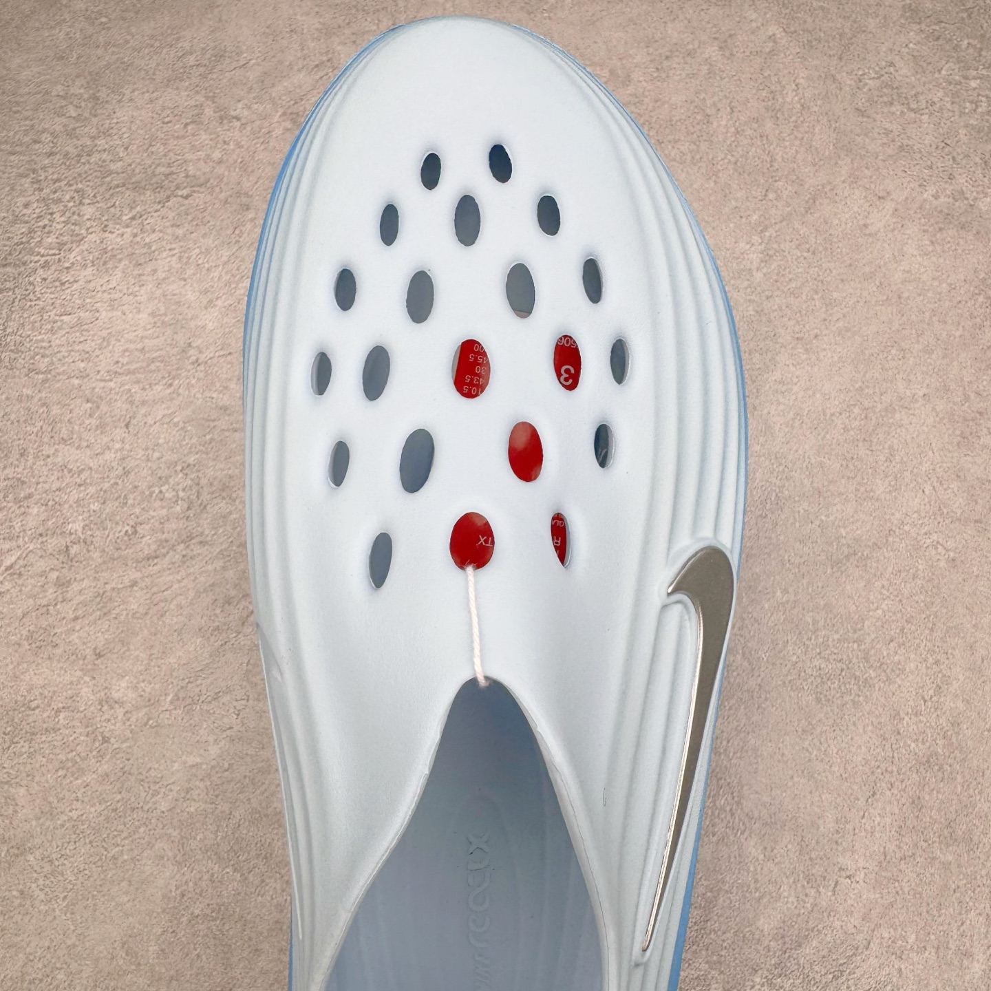 图片[4]-＃Lw纯原 NK ReactX Rejuven8 简约舒适百搭洞洞鞋 FV5060-402 重金购入原鞋及原档案磨具生产指令开发 唯一正确组合大底 组合侧面Logo 鞋头不过分上翘 后跟Logo 凹凸明显 轮廓分明 LOGO内侧钢印清晰工整 原厂磨具全鞋无多余毛边 同源公司EVA粒子环保塑料 原厂指令配方 无任何异味 弹性卡色均保持原鞋一致 匠心打造 鞋口弧度大小 鞋面色泽质感同步原鞋 LOGO内侧钢印清晰工整 从名字就能看出，这款鞋搭载了React X缓震科技，保证了舒适的脚感和轻盈的穿着体验。设计上，这双鞋采用了近几年非常流行的洞洞鞋风格，但特别之处在于加入了波浪纹路细节，让整个鞋型看起来更有立体感，视觉上也增添了几分现代感。尺码：36 36.5 37.5 38 38.5 39 40 40.5 41 42 42.5 43 44 44.5 45 46.5 47.5 48.5-选品中心