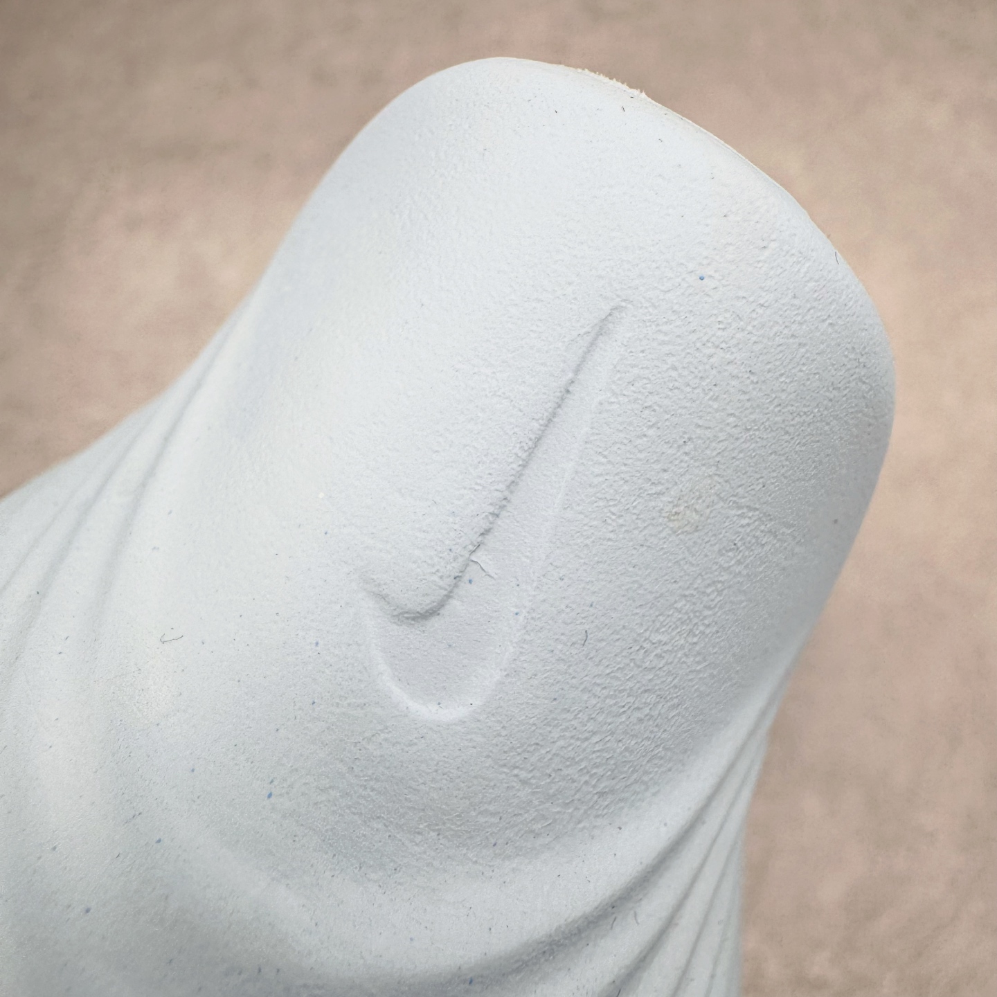 图片[12]-＃Lw纯原 NK ReactX Rejuven8 简约舒适百搭洞洞鞋 FV5060-402 重金购入原鞋及原档案磨具生产指令开发 唯一正确组合大底 组合侧面Logo 鞋头不过分上翘 后跟Logo 凹凸明显 轮廓分明 LOGO内侧钢印清晰工整 原厂磨具全鞋无多余毛边 同源公司EVA粒子环保塑料 原厂指令配方 无任何异味 弹性卡色均保持原鞋一致 匠心打造 鞋口弧度大小 鞋面色泽质感同步原鞋 LOGO内侧钢印清晰工整 从名字就能看出，这款鞋搭载了React X缓震科技，保证了舒适的脚感和轻盈的穿着体验。设计上，这双鞋采用了近几年非常流行的洞洞鞋风格，但特别之处在于加入了波浪纹路细节，让整个鞋型看起来更有立体感，视觉上也增添了几分现代感。尺码：36 36.5 37.5 38 38.5 39 40 40.5 41 42 42.5 43 44 44.5 45 46.5 47.5 48.5-选品中心