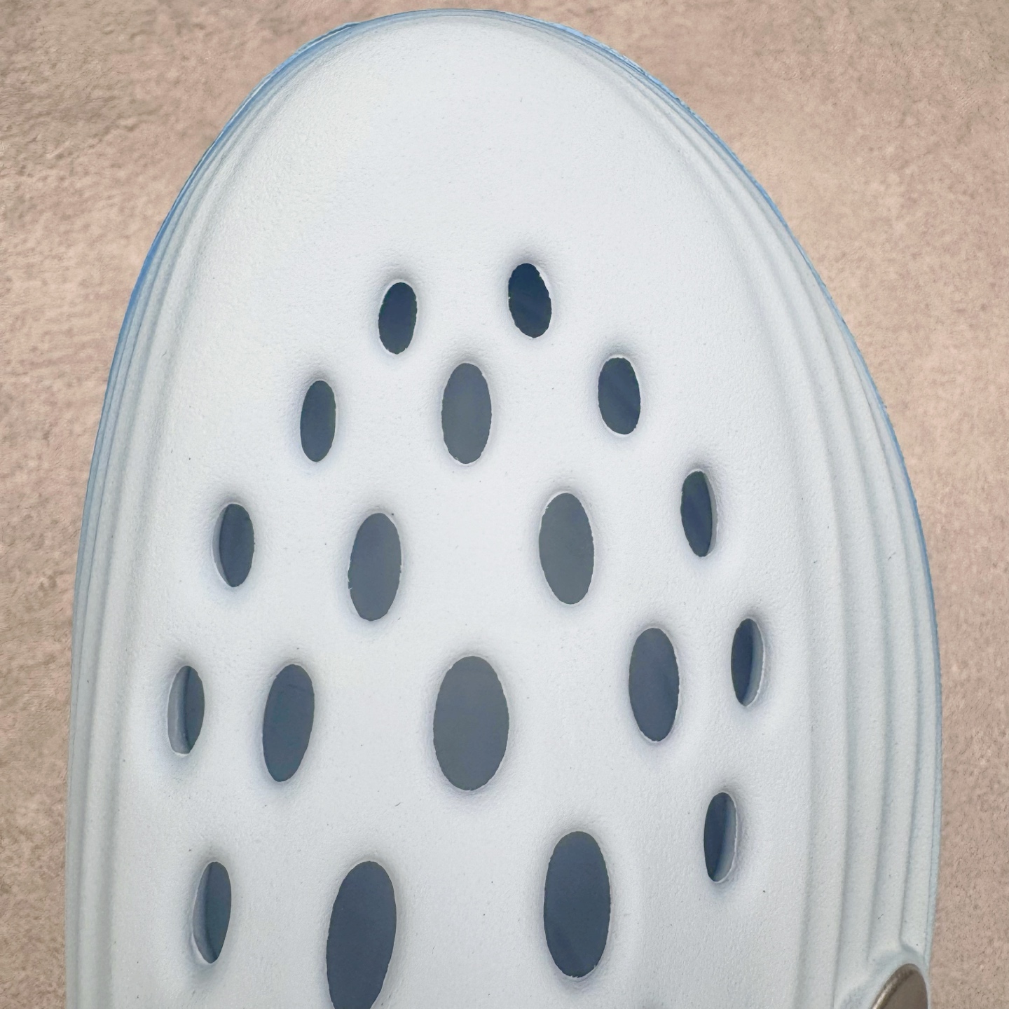 图片[16]-＃Lw纯原 NK ReactX Rejuven8 简约舒适百搭洞洞鞋 FV5060-402 重金购入原鞋及原档案磨具生产指令开发 唯一正确组合大底 组合侧面Logo 鞋头不过分上翘 后跟Logo 凹凸明显 轮廓分明 LOGO内侧钢印清晰工整 原厂磨具全鞋无多余毛边 同源公司EVA粒子环保塑料 原厂指令配方 无任何异味 弹性卡色均保持原鞋一致 匠心打造 鞋口弧度大小 鞋面色泽质感同步原鞋 LOGO内侧钢印清晰工整 从名字就能看出，这款鞋搭载了React X缓震科技，保证了舒适的脚感和轻盈的穿着体验。设计上，这双鞋采用了近几年非常流行的洞洞鞋风格，但特别之处在于加入了波浪纹路细节，让整个鞋型看起来更有立体感，视觉上也增添了几分现代感。尺码：36 36.5 37.5 38 38.5 39 40 40.5 41 42 42.5 43 44 44.5 45 46.5 47.5 48.5-选品中心