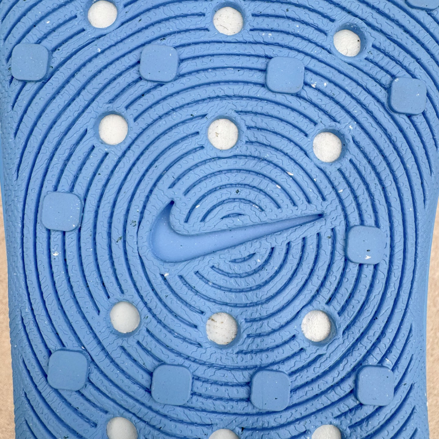 图片[19]-＃Lw纯原 NK ReactX Rejuven8 简约舒适百搭洞洞鞋 FV5060-402 重金购入原鞋及原档案磨具生产指令开发 唯一正确组合大底 组合侧面Logo 鞋头不过分上翘 后跟Logo 凹凸明显 轮廓分明 LOGO内侧钢印清晰工整 原厂磨具全鞋无多余毛边 同源公司EVA粒子环保塑料 原厂指令配方 无任何异味 弹性卡色均保持原鞋一致 匠心打造 鞋口弧度大小 鞋面色泽质感同步原鞋 LOGO内侧钢印清晰工整 从名字就能看出，这款鞋搭载了React X缓震科技，保证了舒适的脚感和轻盈的穿着体验。设计上，这双鞋采用了近几年非常流行的洞洞鞋风格，但特别之处在于加入了波浪纹路细节，让整个鞋型看起来更有立体感，视觉上也增添了几分现代感。尺码：36 36.5 37.5 38 38.5 39 40 40.5 41 42 42.5 43 44 44.5 45 46.5 47.5 48.5-选品中心