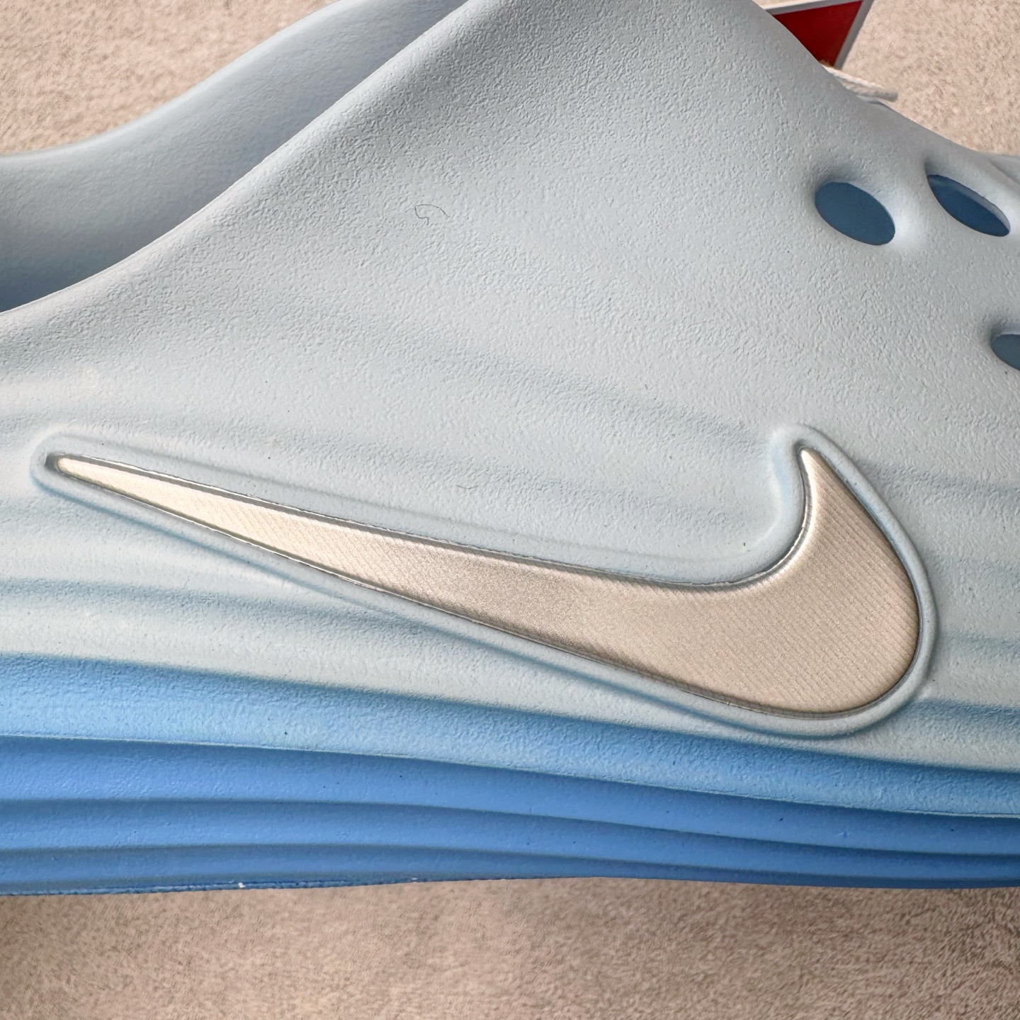 图片[10]-＃Lw纯原 NK ReactX Rejuven8 简约舒适百搭洞洞鞋 FV5060-402 重金购入原鞋及原档案磨具生产指令开发 唯一正确组合大底 组合侧面Logo 鞋头不过分上翘 后跟Logo 凹凸明显 轮廓分明 LOGO内侧钢印清晰工整 原厂磨具全鞋无多余毛边 同源公司EVA粒子环保塑料 原厂指令配方 无任何异味 弹性卡色均保持原鞋一致 匠心打造 鞋口弧度大小 鞋面色泽质感同步原鞋 LOGO内侧钢印清晰工整 从名字就能看出，这款鞋搭载了React X缓震科技，保证了舒适的脚感和轻盈的穿着体验。设计上，这双鞋采用了近几年非常流行的洞洞鞋风格，但特别之处在于加入了波浪纹路细节，让整个鞋型看起来更有立体感，视觉上也增添了几分现代感。尺码：36 36.5 37.5 38 38.5 39 40 40.5 41 42 42.5 43 44 44.5 45 46.5 47.5 48.5-选品中心