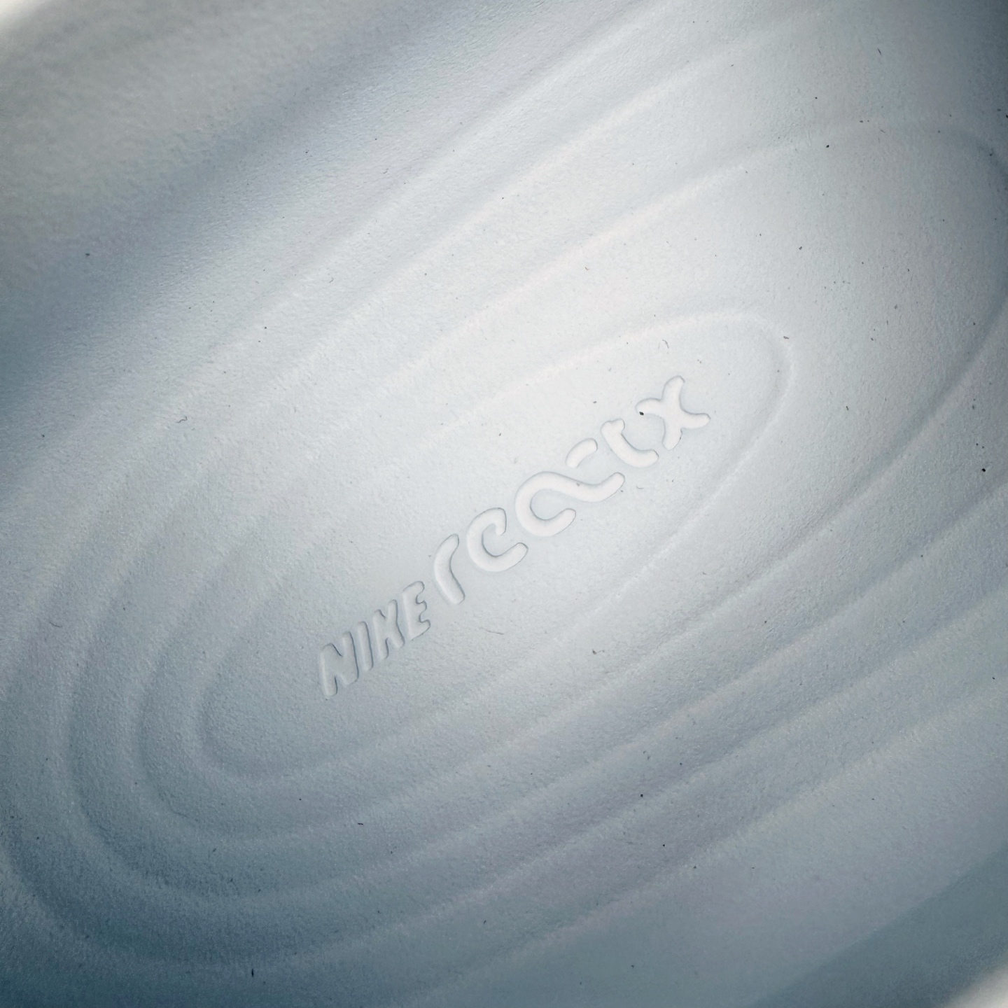 图片[14]-＃Lw纯原 NK ReactX Rejuven8 简约舒适百搭洞洞鞋 FV5060-402 重金购入原鞋及原档案磨具生产指令开发 唯一正确组合大底 组合侧面Logo 鞋头不过分上翘 后跟Logo 凹凸明显 轮廓分明 LOGO内侧钢印清晰工整 原厂磨具全鞋无多余毛边 同源公司EVA粒子环保塑料 原厂指令配方 无任何异味 弹性卡色均保持原鞋一致 匠心打造 鞋口弧度大小 鞋面色泽质感同步原鞋 LOGO内侧钢印清晰工整 从名字就能看出，这款鞋搭载了React X缓震科技，保证了舒适的脚感和轻盈的穿着体验。设计上，这双鞋采用了近几年非常流行的洞洞鞋风格，但特别之处在于加入了波浪纹路细节，让整个鞋型看起来更有立体感，视觉上也增添了几分现代感。尺码：36 36.5 37.5 38 38.5 39 40 40.5 41 42 42.5 43 44 44.5 45 46.5 47.5 48.5-选品中心