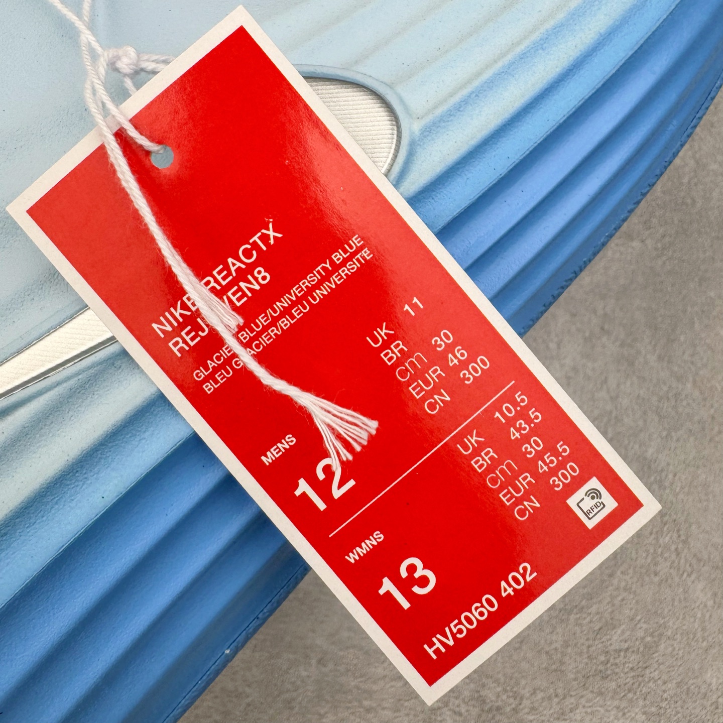 图片[15]-＃Lw纯原 NK ReactX Rejuven8 简约舒适百搭洞洞鞋 FV5060-402 重金购入原鞋及原档案磨具生产指令开发 唯一正确组合大底 组合侧面Logo 鞋头不过分上翘 后跟Logo 凹凸明显 轮廓分明 LOGO内侧钢印清晰工整 原厂磨具全鞋无多余毛边 同源公司EVA粒子环保塑料 原厂指令配方 无任何异味 弹性卡色均保持原鞋一致 匠心打造 鞋口弧度大小 鞋面色泽质感同步原鞋 LOGO内侧钢印清晰工整 从名字就能看出，这款鞋搭载了React X缓震科技，保证了舒适的脚感和轻盈的穿着体验。设计上，这双鞋采用了近几年非常流行的洞洞鞋风格，但特别之处在于加入了波浪纹路细节，让整个鞋型看起来更有立体感，视觉上也增添了几分现代感。尺码：36 36.5 37.5 38 38.5 39 40 40.5 41 42 42.5 43 44 44.5 45 46.5 47.5 48.5-选品中心