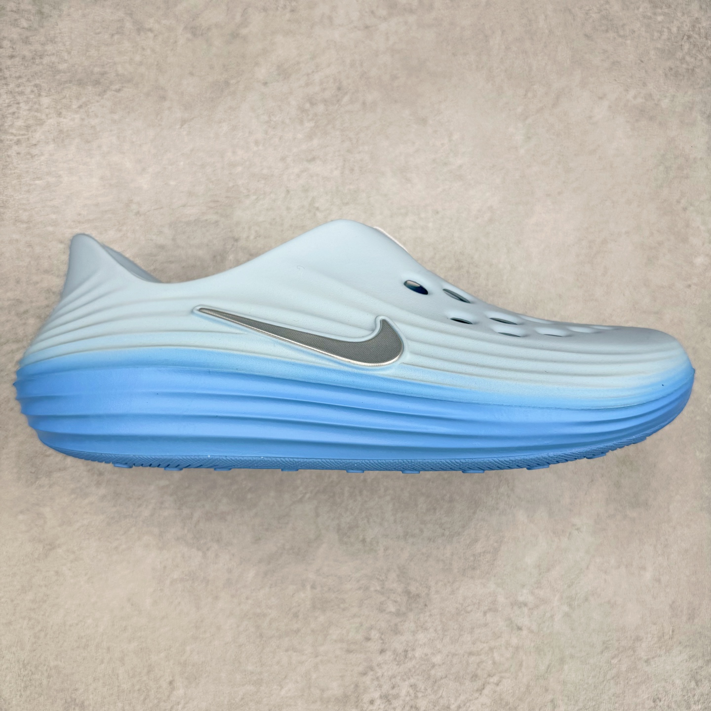 ＃Lw纯原 NK ReactX Rejuven8 简约舒适百搭洞洞鞋 FV5060-402 重金购入原鞋及原档案磨具生产指令开发 唯一正确组合大底 组合侧面Logo 鞋头不过分上翘 后跟Logo 凹凸明显 轮廓分明 LOGO内侧钢印清晰工整 原厂磨具全鞋无多余毛边 同源公司EVA粒子环保塑料 原厂指令配方 无任何异味 弹性卡色均保持原鞋一致 匠心打造 鞋口弧度大小 鞋面色泽质感同步原鞋 LOGO内侧钢印清晰工整 从名字就能看出，这款鞋搭载了React X缓震科技，保证了舒适的脚感和轻盈的穿着体验。设计上，这双鞋采用了近几年非常流行的洞洞鞋风格，但特别之处在于加入了波浪纹路细节，让整个鞋型看起来更有立体感，视觉上也增添了几分现代感。尺码：36 36.5 37.5 38 38.5 39 40 40.5 41 42 42.5 43 44 44.5 45 46.5 47.5 48.5-选品中心