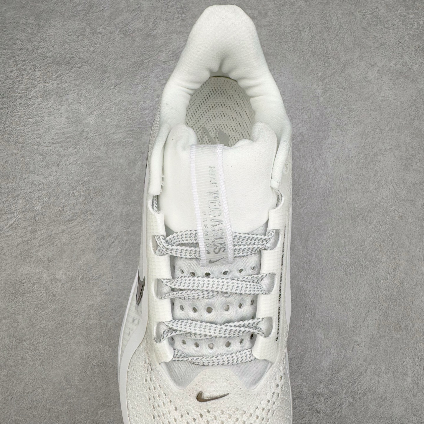 图片[5]-＃纯原 NK Pegasus Premium 飞马全掌气垫跑步运动鞋 HQ2592-102 气垫的究极进化 NIKE 2025S 新王炸 • 在特有Air科技加持下，耐克带来全新Pegasus Premium。这款跑鞋在传承耐克飞马（Pegasus）系列标志性的缓震功能的同时，将首次搭载耐克的塑型可视化Air Zoom气垫单元。• 塑型Air Zoom气垫单元贴合脚部的自然轮廓，帮助跑者在从后跟到脚趾的过渡中能够有效传递力量，带来一种前所未有的轻盈、顺畅回馈体验。中底采用ZoomX泡绵，后跟则使用ReactX泡绵，为跑者提供稳定流畅的推进感。• 塑型可视化Air Zoom气垫单元和精心配置的泡绵组合，让Pegasus Premium成为耐克飞马系列中颇具能量回馈的鞋款。• 全新Pegasus Premium不仅展示了耐克势头强劲的创新周期，证明了其特有的Air科技的强大实力，更体现了耐克倾听和服务运动员的能力。尺码：36 36.5 37.5 38 38.5 39 40 40.5 41 42 42.5 43 44 44.5 45-选品中心