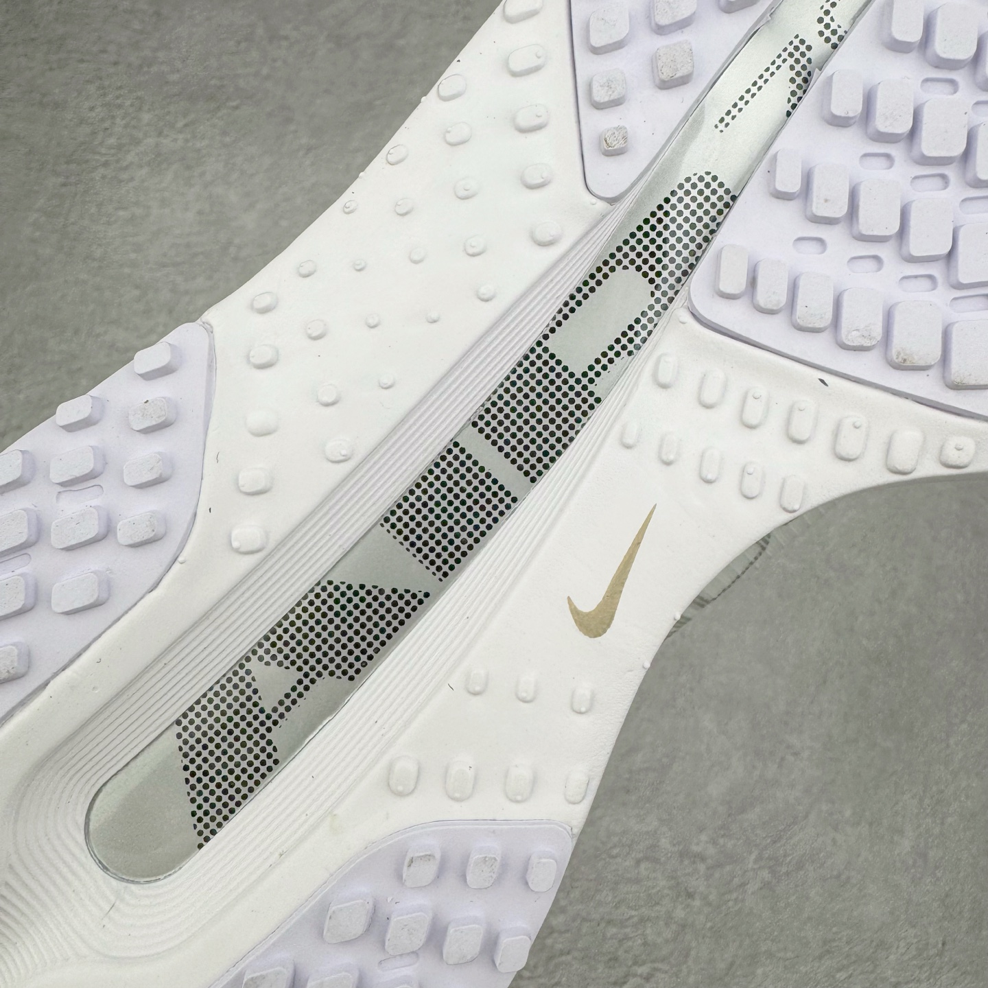 图片[16]-＃纯原 NK Pegasus Premium 飞马全掌气垫跑步运动鞋 HQ2592-102 气垫的究极进化 NIKE 2025S 新王炸 • 在特有Air科技加持下，耐克带来全新Pegasus Premium。这款跑鞋在传承耐克飞马（Pegasus）系列标志性的缓震功能的同时，将首次搭载耐克的塑型可视化Air Zoom气垫单元。• 塑型Air Zoom气垫单元贴合脚部的自然轮廓，帮助跑者在从后跟到脚趾的过渡中能够有效传递力量，带来一种前所未有的轻盈、顺畅回馈体验。中底采用ZoomX泡绵，后跟则使用ReactX泡绵，为跑者提供稳定流畅的推进感。• 塑型可视化Air Zoom气垫单元和精心配置的泡绵组合，让Pegasus Premium成为耐克飞马系列中颇具能量回馈的鞋款。• 全新Pegasus Premium不仅展示了耐克势头强劲的创新周期，证明了其特有的Air科技的强大实力，更体现了耐克倾听和服务运动员的能力。尺码：36 36.5 37.5 38 38.5 39 40 40.5 41 42 42.5 43 44 44.5 45-选品中心