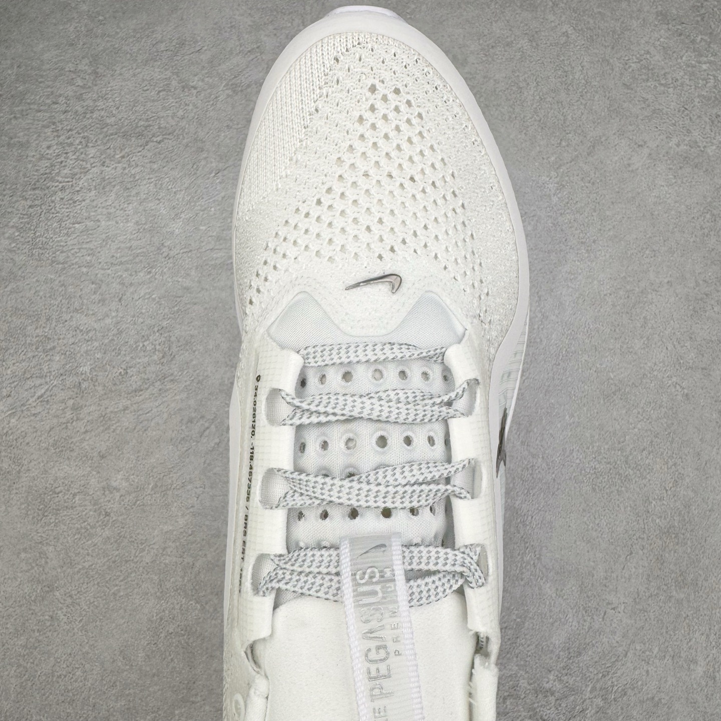 图片[4]-＃纯原 NK Pegasus Premium 飞马全掌气垫跑步运动鞋 HQ2592-102 气垫的究极进化 NIKE 2025S 新王炸 • 在特有Air科技加持下，耐克带来全新Pegasus Premium。这款跑鞋在传承耐克飞马（Pegasus）系列标志性的缓震功能的同时，将首次搭载耐克的塑型可视化Air Zoom气垫单元。• 塑型Air Zoom气垫单元贴合脚部的自然轮廓，帮助跑者在从后跟到脚趾的过渡中能够有效传递力量，带来一种前所未有的轻盈、顺畅回馈体验。中底采用ZoomX泡绵，后跟则使用ReactX泡绵，为跑者提供稳定流畅的推进感。• 塑型可视化Air Zoom气垫单元和精心配置的泡绵组合，让Pegasus Premium成为耐克飞马系列中颇具能量回馈的鞋款。• 全新Pegasus Premium不仅展示了耐克势头强劲的创新周期，证明了其特有的Air科技的强大实力，更体现了耐克倾听和服务运动员的能力。尺码：36 36.5 37.5 38 38.5 39 40 40.5 41 42 42.5 43 44 44.5 45-选品中心