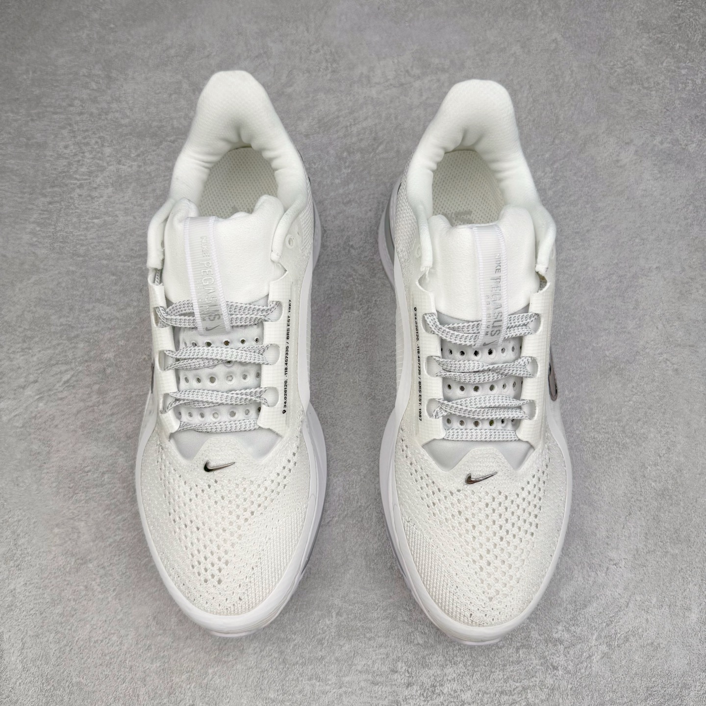 图片[2]-＃纯原 NK Pegasus Premium 飞马全掌气垫跑步运动鞋 HQ2592-102 气垫的究极进化 NIKE 2025S 新王炸 • 在特有Air科技加持下，耐克带来全新Pegasus Premium。这款跑鞋在传承耐克飞马（Pegasus）系列标志性的缓震功能的同时，将首次搭载耐克的塑型可视化Air Zoom气垫单元。• 塑型Air Zoom气垫单元贴合脚部的自然轮廓，帮助跑者在从后跟到脚趾的过渡中能够有效传递力量，带来一种前所未有的轻盈、顺畅回馈体验。中底采用ZoomX泡绵，后跟则使用ReactX泡绵，为跑者提供稳定流畅的推进感。• 塑型可视化Air Zoom气垫单元和精心配置的泡绵组合，让Pegasus Premium成为耐克飞马系列中颇具能量回馈的鞋款。• 全新Pegasus Premium不仅展示了耐克势头强劲的创新周期，证明了其特有的Air科技的强大实力，更体现了耐克倾听和服务运动员的能力。尺码：36 36.5 37.5 38 38.5 39 40 40.5 41 42 42.5 43 44 44.5 45-选品中心