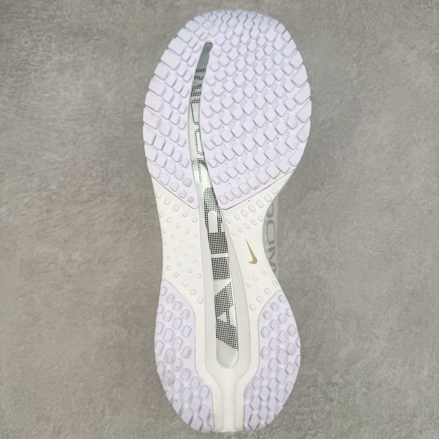 图片[9]-＃纯原 NK Pegasus Premium 飞马全掌气垫跑步运动鞋 HQ2592-102 气垫的究极进化 NIKE 2025S 新王炸 • 在特有Air科技加持下，耐克带来全新Pegasus Premium。这款跑鞋在传承耐克飞马（Pegasus）系列标志性的缓震功能的同时，将首次搭载耐克的塑型可视化Air Zoom气垫单元。• 塑型Air Zoom气垫单元贴合脚部的自然轮廓，帮助跑者在从后跟到脚趾的过渡中能够有效传递力量，带来一种前所未有的轻盈、顺畅回馈体验。中底采用ZoomX泡绵，后跟则使用ReactX泡绵，为跑者提供稳定流畅的推进感。• 塑型可视化Air Zoom气垫单元和精心配置的泡绵组合，让Pegasus Premium成为耐克飞马系列中颇具能量回馈的鞋款。• 全新Pegasus Premium不仅展示了耐克势头强劲的创新周期，证明了其特有的Air科技的强大实力，更体现了耐克倾听和服务运动员的能力。尺码：36 36.5 37.5 38 38.5 39 40 40.5 41 42 42.5 43 44 44.5 45-选品中心