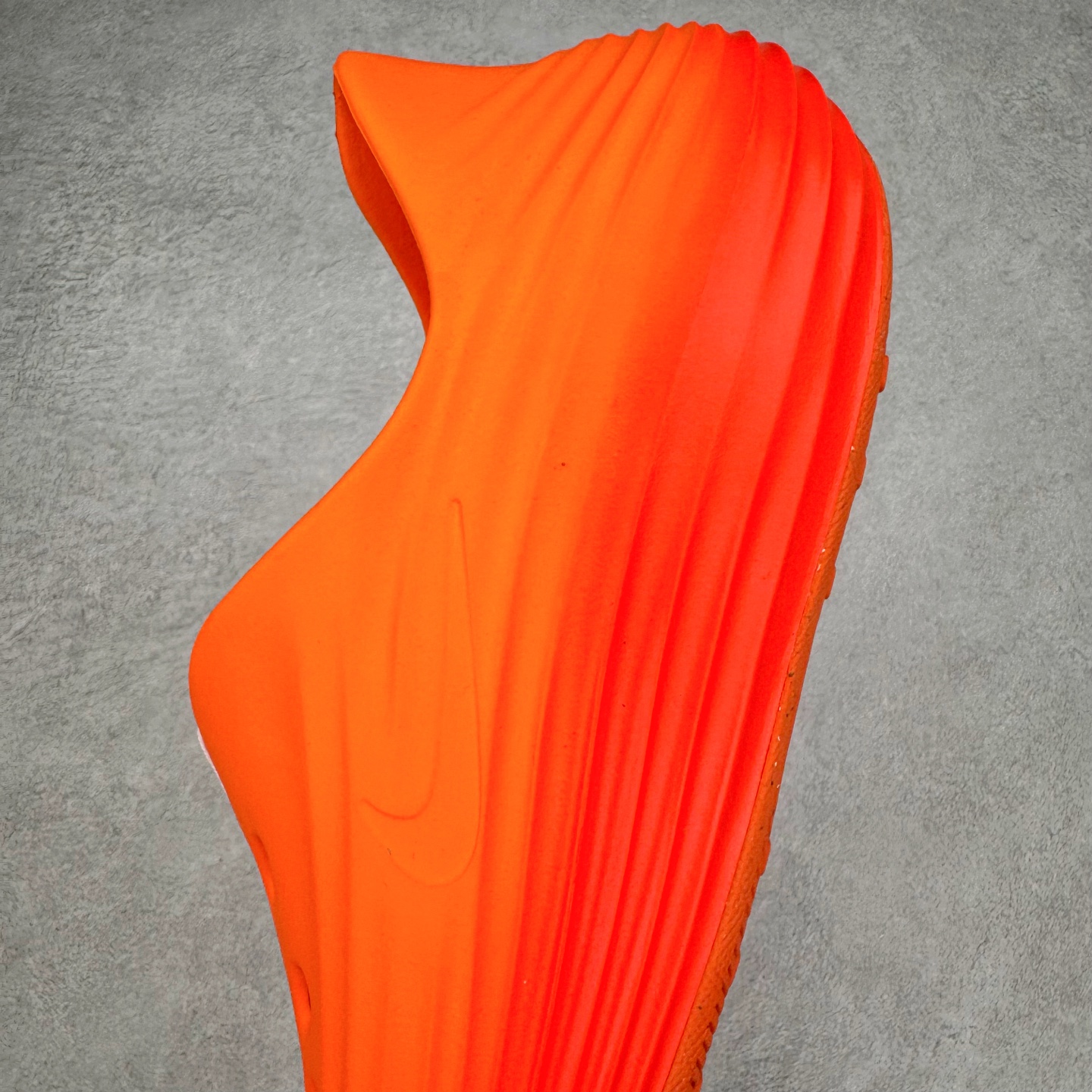 图片[7]-＃Lw纯原 NK ReactX Rejuven8 简约舒适百搭洞洞鞋 HV5060-800 重金购入原鞋及原档案磨具生产指令开发 唯一正确组合大底 组合侧面Logo 鞋头不过分上翘 后跟Logo 凹凸明显 轮廓分明 LOGO内侧钢印清晰工整 原厂磨具全鞋无多余毛边 同源公司EVA粒子环保塑料 原厂指令配方 无任何异味 弹性卡色均保持原鞋一致 匠心打造 鞋口弧度大小 鞋面色泽质感同步原鞋 LOGO内侧钢印清晰工整 从名字就能看出，这款鞋搭载了React X缓震科技，保证了舒适的脚感和轻盈的穿着体验。设计上，这双鞋采用了近几年非常流行的洞洞鞋风格，但特别之处在于加入了波浪纹路细节，让整个鞋型看起来更有立体感，视觉上也增添了几分现代感。尺码：36 36.5 37.5 38 38.5 39 40 40.5 41 42 42.5 43 44 44.5 45 46.5 47.5 48.5-选品中心