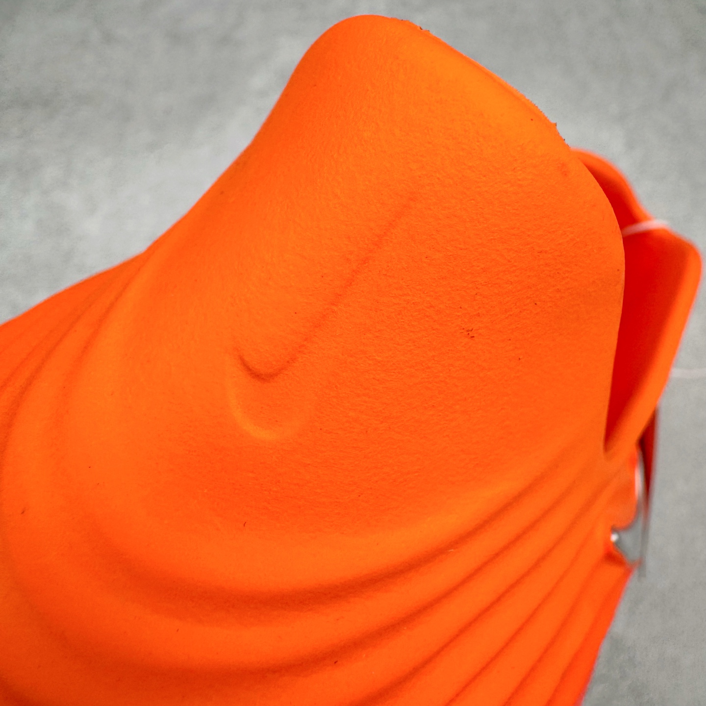 图片[11]-＃Lw纯原 NK ReactX Rejuven8 简约舒适百搭洞洞鞋 HV5060-800 重金购入原鞋及原档案磨具生产指令开发 唯一正确组合大底 组合侧面Logo 鞋头不过分上翘 后跟Logo 凹凸明显 轮廓分明 LOGO内侧钢印清晰工整 原厂磨具全鞋无多余毛边 同源公司EVA粒子环保塑料 原厂指令配方 无任何异味 弹性卡色均保持原鞋一致 匠心打造 鞋口弧度大小 鞋面色泽质感同步原鞋 LOGO内侧钢印清晰工整 从名字就能看出，这款鞋搭载了React X缓震科技，保证了舒适的脚感和轻盈的穿着体验。设计上，这双鞋采用了近几年非常流行的洞洞鞋风格，但特别之处在于加入了波浪纹路细节，让整个鞋型看起来更有立体感，视觉上也增添了几分现代感。尺码：36 36.5 37.5 38 38.5 39 40 40.5 41 42 42.5 43 44 44.5 45 46.5 47.5 48.5-选品中心