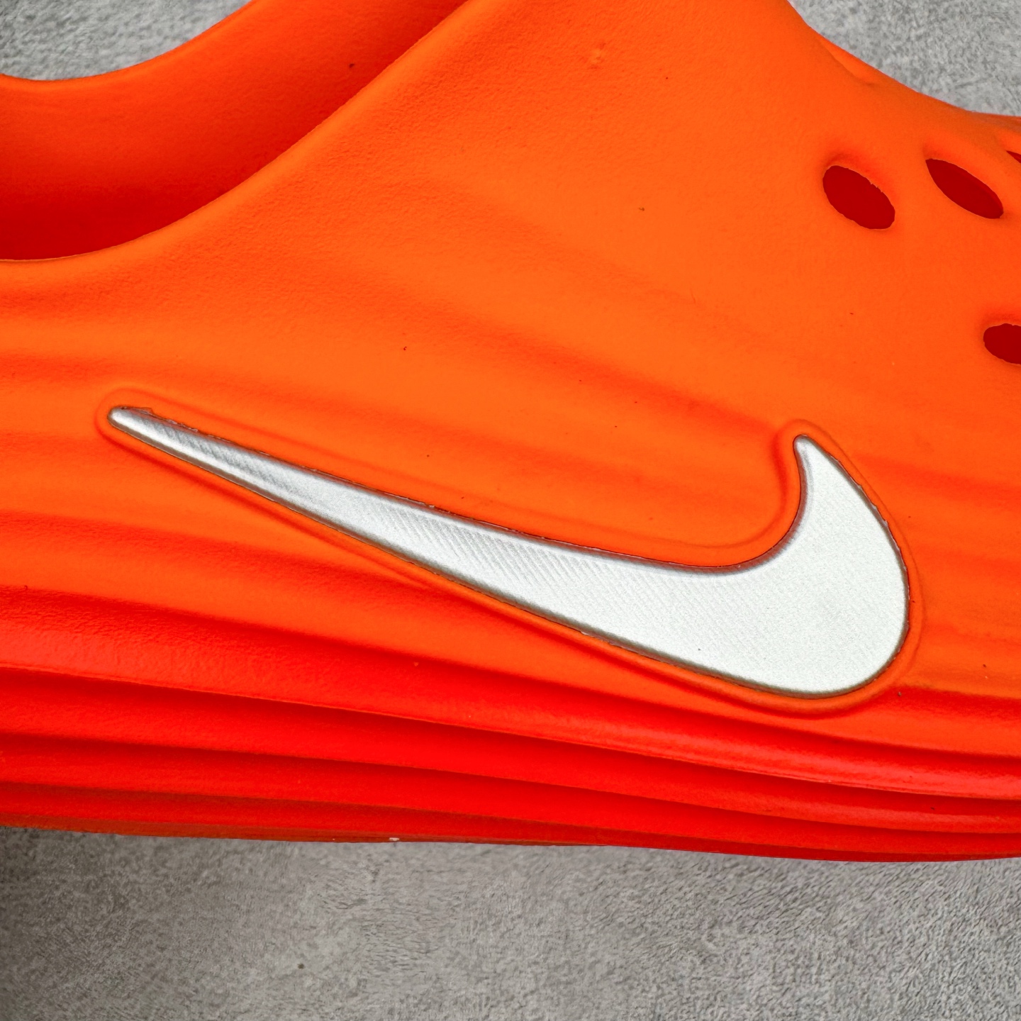 图片[14]-＃Lw纯原 NK ReactX Rejuven8 简约舒适百搭洞洞鞋 HV5060-800 重金购入原鞋及原档案磨具生产指令开发 唯一正确组合大底 组合侧面Logo 鞋头不过分上翘 后跟Logo 凹凸明显 轮廓分明 LOGO内侧钢印清晰工整 原厂磨具全鞋无多余毛边 同源公司EVA粒子环保塑料 原厂指令配方 无任何异味 弹性卡色均保持原鞋一致 匠心打造 鞋口弧度大小 鞋面色泽质感同步原鞋 LOGO内侧钢印清晰工整 从名字就能看出，这款鞋搭载了React X缓震科技，保证了舒适的脚感和轻盈的穿着体验。设计上，这双鞋采用了近几年非常流行的洞洞鞋风格，但特别之处在于加入了波浪纹路细节，让整个鞋型看起来更有立体感，视觉上也增添了几分现代感。尺码：36 36.5 37.5 38 38.5 39 40 40.5 41 42 42.5 43 44 44.5 45 46.5 47.5 48.5-选品中心