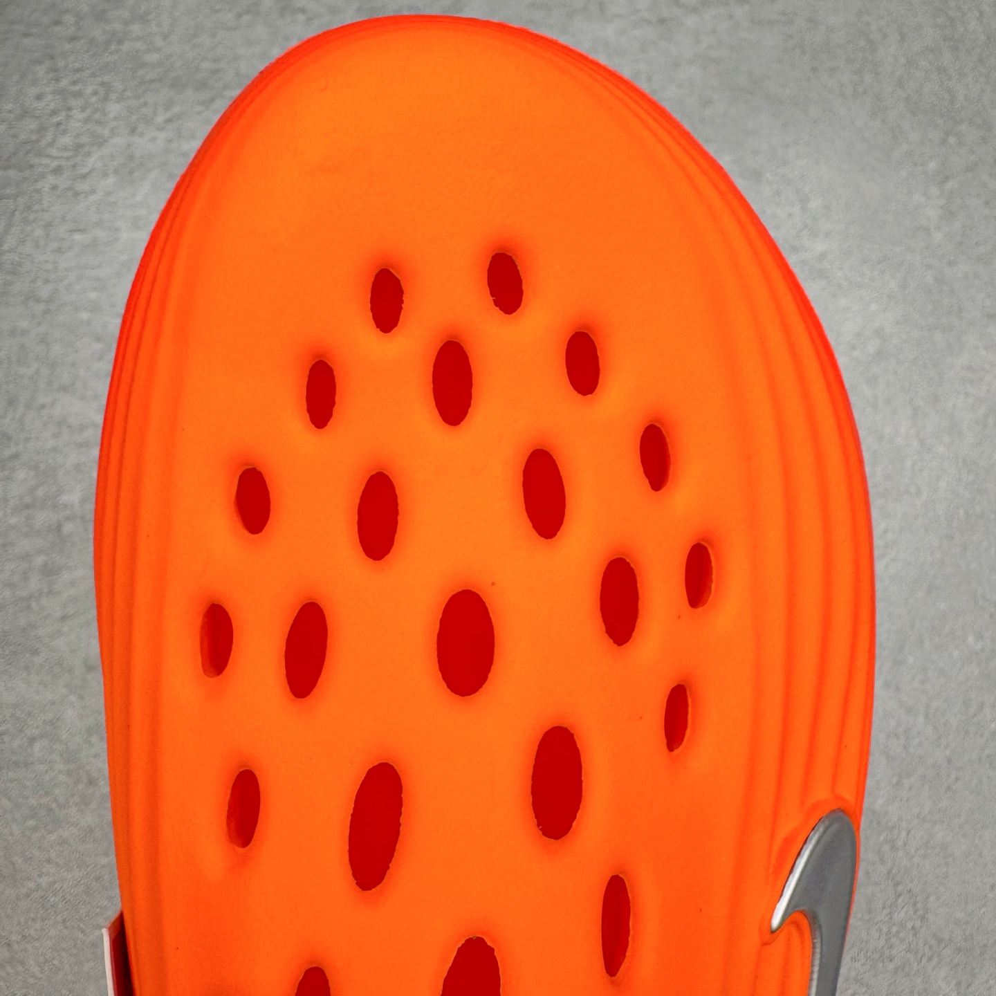 图片[12]-＃Lw纯原 NK ReactX Rejuven8 简约舒适百搭洞洞鞋 HV5060-800 重金购入原鞋及原档案磨具生产指令开发 唯一正确组合大底 组合侧面Logo 鞋头不过分上翘 后跟Logo 凹凸明显 轮廓分明 LOGO内侧钢印清晰工整 原厂磨具全鞋无多余毛边 同源公司EVA粒子环保塑料 原厂指令配方 无任何异味 弹性卡色均保持原鞋一致 匠心打造 鞋口弧度大小 鞋面色泽质感同步原鞋 LOGO内侧钢印清晰工整 从名字就能看出，这款鞋搭载了React X缓震科技，保证了舒适的脚感和轻盈的穿着体验。设计上，这双鞋采用了近几年非常流行的洞洞鞋风格，但特别之处在于加入了波浪纹路细节，让整个鞋型看起来更有立体感，视觉上也增添了几分现代感。尺码：36 36.5 37.5 38 38.5 39 40 40.5 41 42 42.5 43 44 44.5 45 46.5 47.5 48.5-选品中心