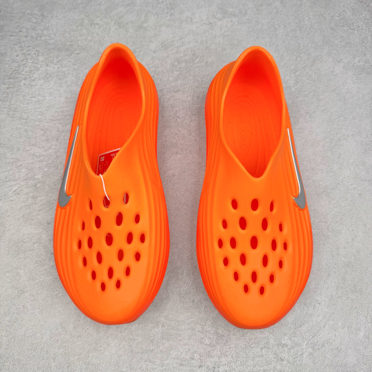 图片[2]-＃Lw纯原 NK ReactX Rejuven8 简约舒适百搭洞洞鞋 HV5060-800 重金购入原鞋及原档案磨具生产指令开发 唯一正确组合大底 组合侧面Logo 鞋头不过分上翘 后跟Logo 凹凸明显 轮廓分明 LOGO内侧钢印清晰工整 原厂磨具全鞋无多余毛边 同源公司EVA粒子环保塑料 原厂指令配方 无任何异味 弹性卡色均保持原鞋一致 匠心打造 鞋口弧度大小 鞋面色泽质感同步原鞋 LOGO内侧钢印清晰工整 从名字就能看出，这款鞋搭载了React X缓震科技，保证了舒适的脚感和轻盈的穿着体验。设计上，这双鞋采用了近几年非常流行的洞洞鞋风格，但特别之处在于加入了波浪纹路细节，让整个鞋型看起来更有立体感，视觉上也增添了几分现代感。尺码：36 36.5 37.5 38 38.5 39 40 40.5 41 42 42.5 43 44 44.5 45 46.5 47.5 48.5-选品中心