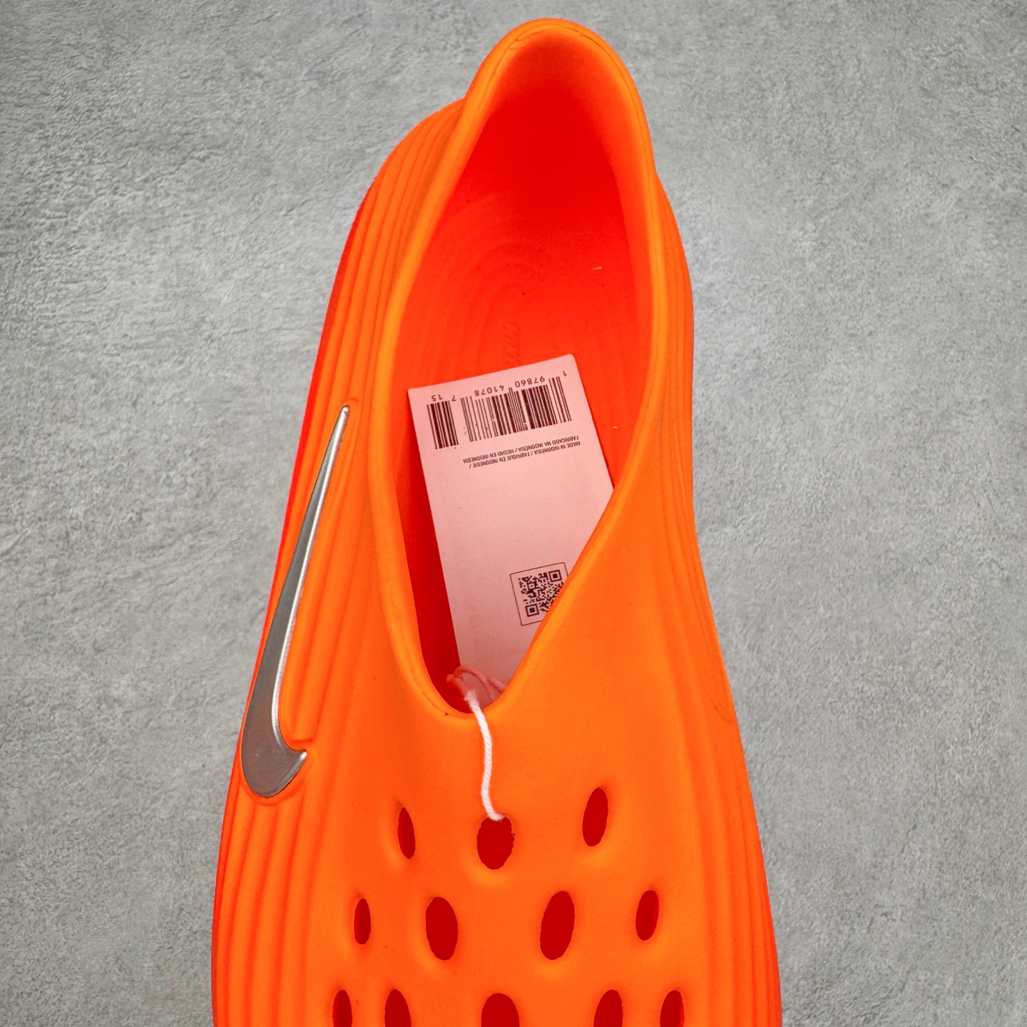 图片[5]-＃Lw纯原 NK ReactX Rejuven8 简约舒适百搭洞洞鞋 HV5060-800 重金购入原鞋及原档案磨具生产指令开发 唯一正确组合大底 组合侧面Logo 鞋头不过分上翘 后跟Logo 凹凸明显 轮廓分明 LOGO内侧钢印清晰工整 原厂磨具全鞋无多余毛边 同源公司EVA粒子环保塑料 原厂指令配方 无任何异味 弹性卡色均保持原鞋一致 匠心打造 鞋口弧度大小 鞋面色泽质感同步原鞋 LOGO内侧钢印清晰工整 从名字就能看出，这款鞋搭载了React X缓震科技，保证了舒适的脚感和轻盈的穿着体验。设计上，这双鞋采用了近几年非常流行的洞洞鞋风格，但特别之处在于加入了波浪纹路细节，让整个鞋型看起来更有立体感，视觉上也增添了几分现代感。尺码：36 36.5 37.5 38 38.5 39 40 40.5 41 42 42.5 43 44 44.5 45 46.5 47.5 48.5-选品中心