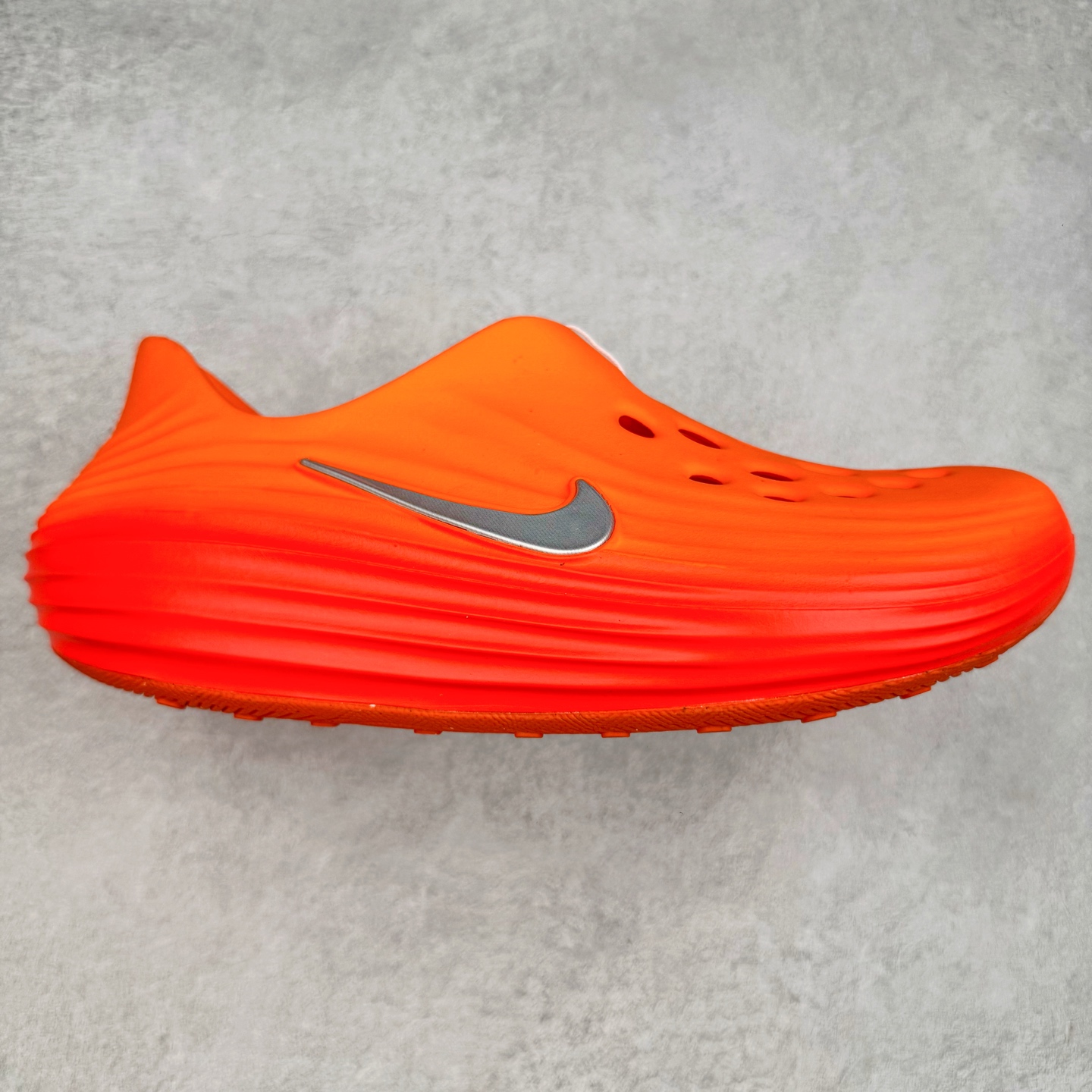 ＃Lw纯原 NK ReactX Rejuven8 简约舒适百搭洞洞鞋 HV5060-800 重金购入原鞋及原档案磨具生产指令开发 唯一正确组合大底 组合侧面Logo 鞋头不过分上翘 后跟Logo 凹凸明显 轮廓分明 LOGO内侧钢印清晰工整 原厂磨具全鞋无多余毛边 同源公司EVA粒子环保塑料 原厂指令配方 无任何异味 弹性卡色均保持原鞋一致 匠心打造 鞋口弧度大小 鞋面色泽质感同步原鞋 LOGO内侧钢印清晰工整 从名字就能看出，这款鞋搭载了React X缓震科技，保证了舒适的脚感和轻盈的穿着体验。设计上，这双鞋采用了近几年非常流行的洞洞鞋风格，但特别之处在于加入了波浪纹路细节，让整个鞋型看起来更有立体感，视觉上也增添了几分现代感。尺码：36 36.5 37.5 38 38.5 39 40 40.5 41 42 42.5 43 44 44.5 45 46.5 47.5 48.5-选品中心