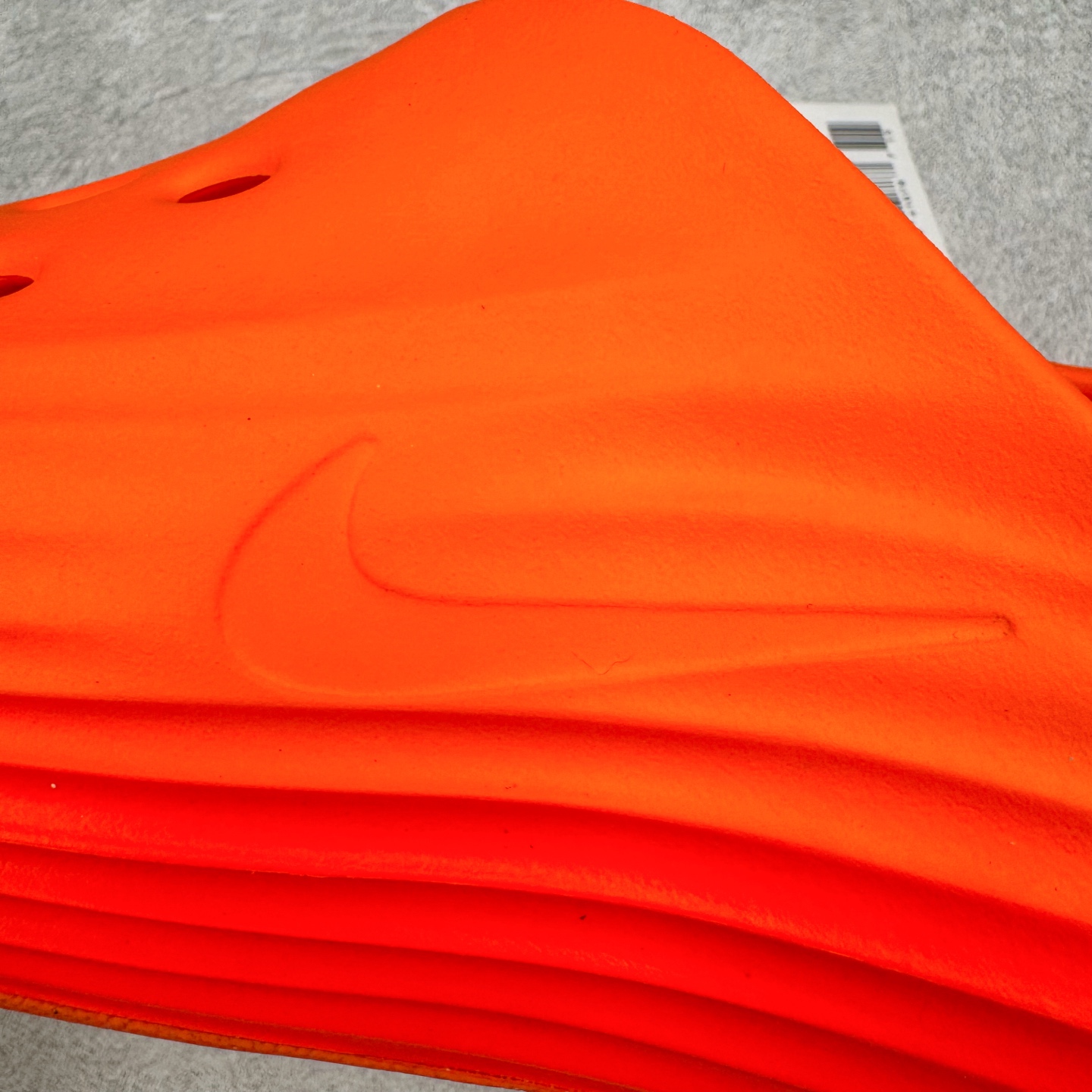 图片[10]-＃Lw纯原 NK ReactX Rejuven8 简约舒适百搭洞洞鞋 HV5060-800 重金购入原鞋及原档案磨具生产指令开发 唯一正确组合大底 组合侧面Logo 鞋头不过分上翘 后跟Logo 凹凸明显 轮廓分明 LOGO内侧钢印清晰工整 原厂磨具全鞋无多余毛边 同源公司EVA粒子环保塑料 原厂指令配方 无任何异味 弹性卡色均保持原鞋一致 匠心打造 鞋口弧度大小 鞋面色泽质感同步原鞋 LOGO内侧钢印清晰工整 从名字就能看出，这款鞋搭载了React X缓震科技，保证了舒适的脚感和轻盈的穿着体验。设计上，这双鞋采用了近几年非常流行的洞洞鞋风格，但特别之处在于加入了波浪纹路细节，让整个鞋型看起来更有立体感，视觉上也增添了几分现代感。尺码：36 36.5 37.5 38 38.5 39 40 40.5 41 42 42.5 43 44 44.5 45 46.5 47.5 48.5-选品中心