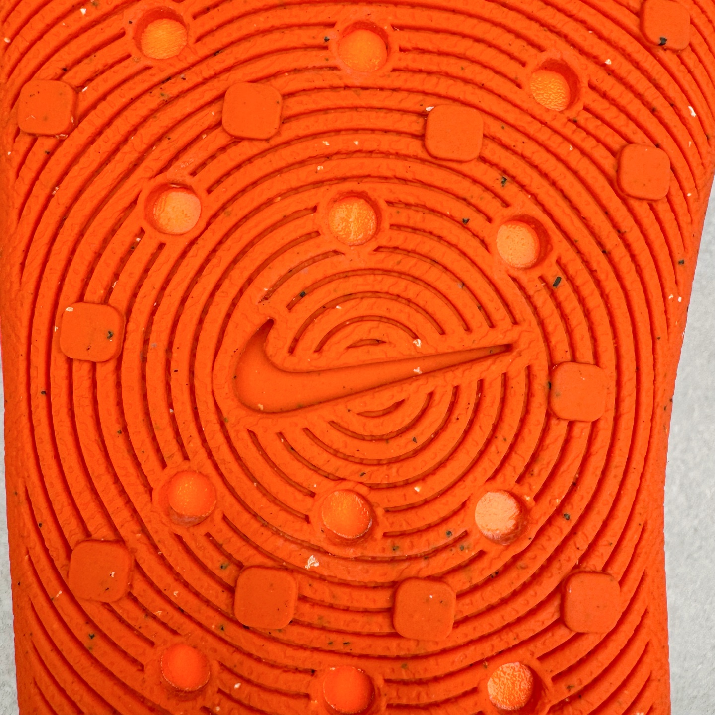 图片[15]-＃Lw纯原 NK ReactX Rejuven8 简约舒适百搭洞洞鞋 HV5060-800 重金购入原鞋及原档案磨具生产指令开发 唯一正确组合大底 组合侧面Logo 鞋头不过分上翘 后跟Logo 凹凸明显 轮廓分明 LOGO内侧钢印清晰工整 原厂磨具全鞋无多余毛边 同源公司EVA粒子环保塑料 原厂指令配方 无任何异味 弹性卡色均保持原鞋一致 匠心打造 鞋口弧度大小 鞋面色泽质感同步原鞋 LOGO内侧钢印清晰工整 从名字就能看出，这款鞋搭载了React X缓震科技，保证了舒适的脚感和轻盈的穿着体验。设计上，这双鞋采用了近几年非常流行的洞洞鞋风格，但特别之处在于加入了波浪纹路细节，让整个鞋型看起来更有立体感，视觉上也增添了几分现代感。尺码：36 36.5 37.5 38 38.5 39 40 40.5 41 42 42.5 43 44 44.5 45 46.5 47.5 48.5-选品中心