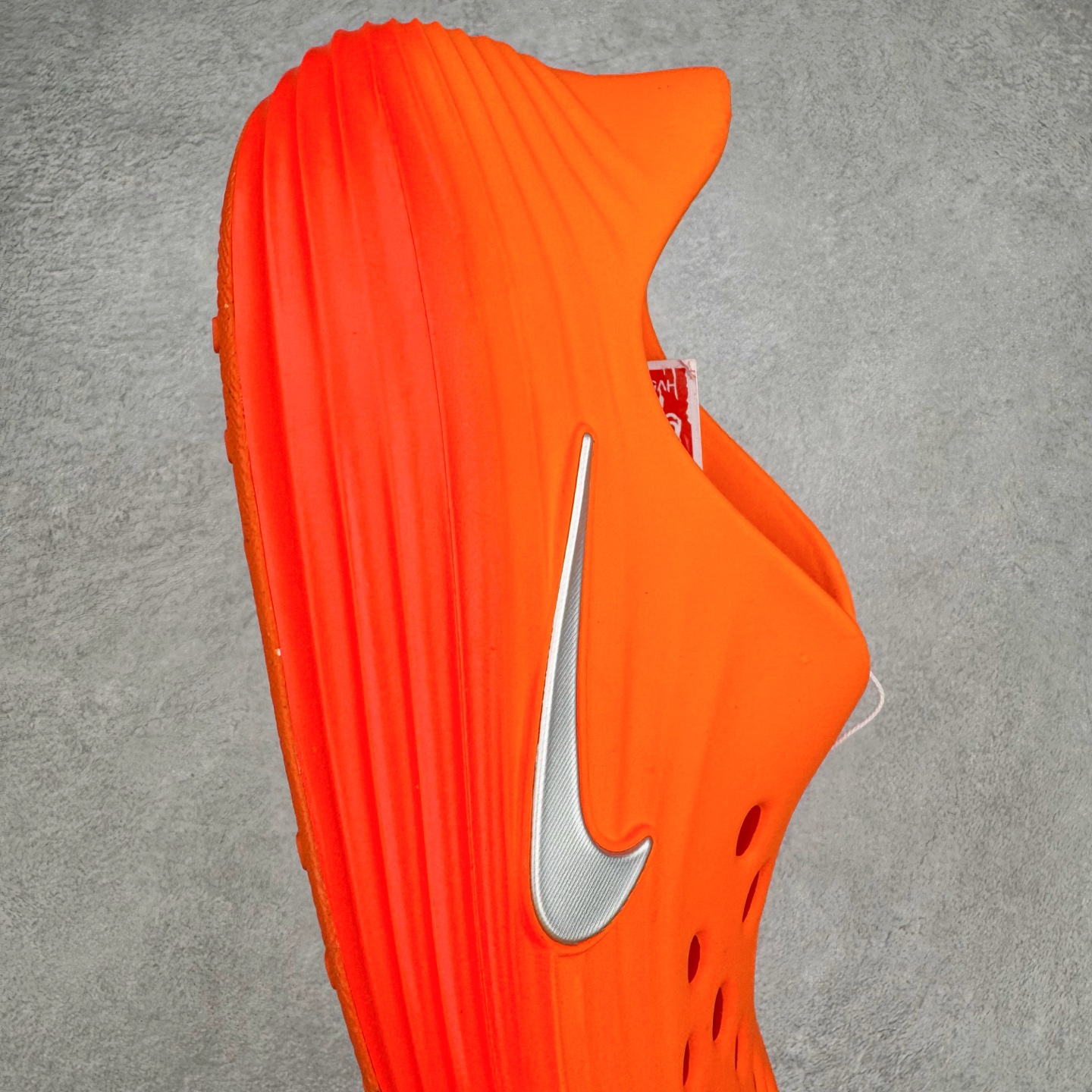 图片[6]-＃Lw纯原 NK ReactX Rejuven8 简约舒适百搭洞洞鞋 HV5060-800 重金购入原鞋及原档案磨具生产指令开发 唯一正确组合大底 组合侧面Logo 鞋头不过分上翘 后跟Logo 凹凸明显 轮廓分明 LOGO内侧钢印清晰工整 原厂磨具全鞋无多余毛边 同源公司EVA粒子环保塑料 原厂指令配方 无任何异味 弹性卡色均保持原鞋一致 匠心打造 鞋口弧度大小 鞋面色泽质感同步原鞋 LOGO内侧钢印清晰工整 从名字就能看出，这款鞋搭载了React X缓震科技，保证了舒适的脚感和轻盈的穿着体验。设计上，这双鞋采用了近几年非常流行的洞洞鞋风格，但特别之处在于加入了波浪纹路细节，让整个鞋型看起来更有立体感，视觉上也增添了几分现代感。尺码：36 36.5 37.5 38 38.5 39 40 40.5 41 42 42.5 43 44 44.5 45 46.5 47.5 48.5-选品中心