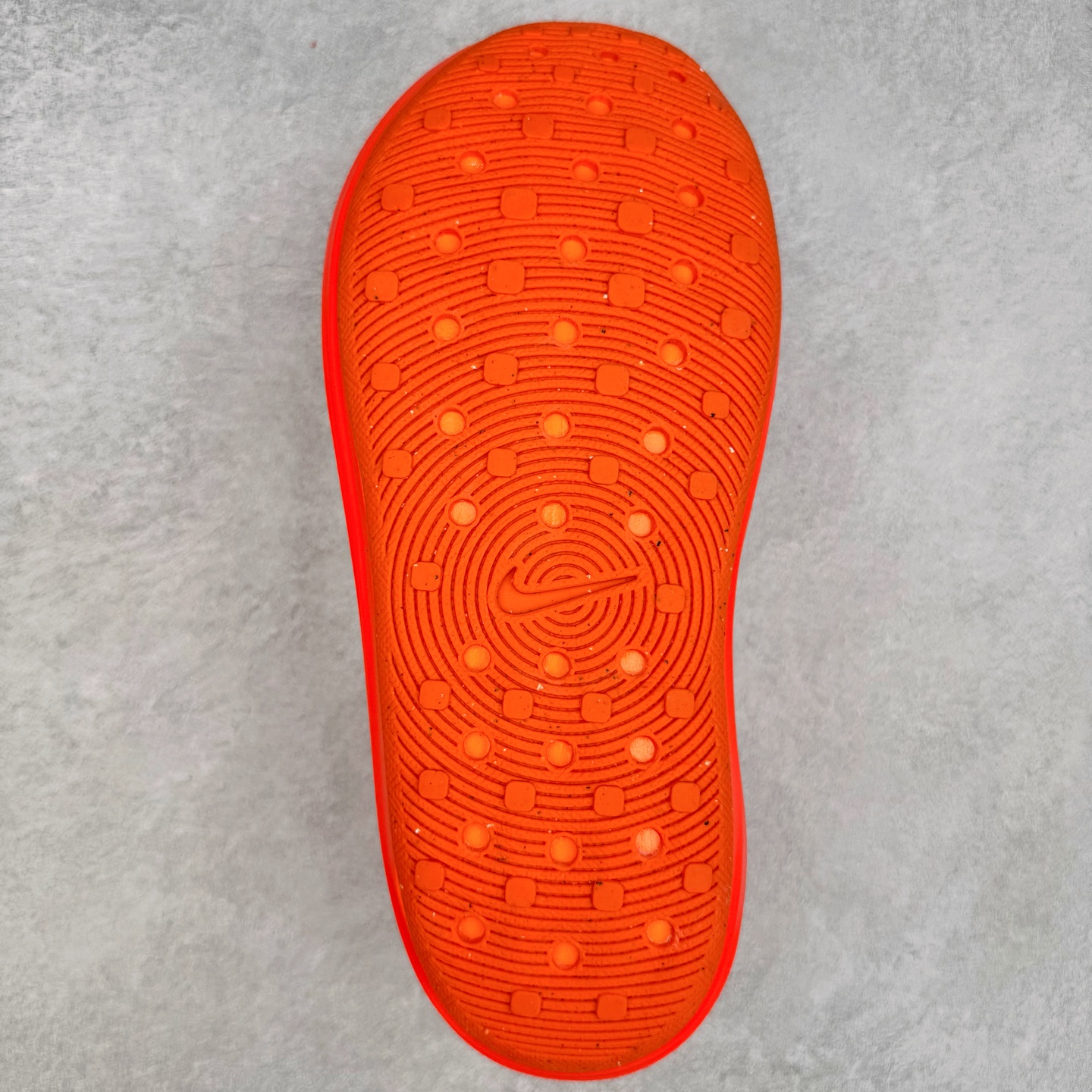 图片[9]-＃Lw纯原 NK ReactX Rejuven8 简约舒适百搭洞洞鞋 HV5060-800 重金购入原鞋及原档案磨具生产指令开发 唯一正确组合大底 组合侧面Logo 鞋头不过分上翘 后跟Logo 凹凸明显 轮廓分明 LOGO内侧钢印清晰工整 原厂磨具全鞋无多余毛边 同源公司EVA粒子环保塑料 原厂指令配方 无任何异味 弹性卡色均保持原鞋一致 匠心打造 鞋口弧度大小 鞋面色泽质感同步原鞋 LOGO内侧钢印清晰工整 从名字就能看出，这款鞋搭载了React X缓震科技，保证了舒适的脚感和轻盈的穿着体验。设计上，这双鞋采用了近几年非常流行的洞洞鞋风格，但特别之处在于加入了波浪纹路细节，让整个鞋型看起来更有立体感，视觉上也增添了几分现代感。尺码：36 36.5 37.5 38 38.5 39 40 40.5 41 42 42.5 43 44 44.5 45 46.5 47.5 48.5-选品中心