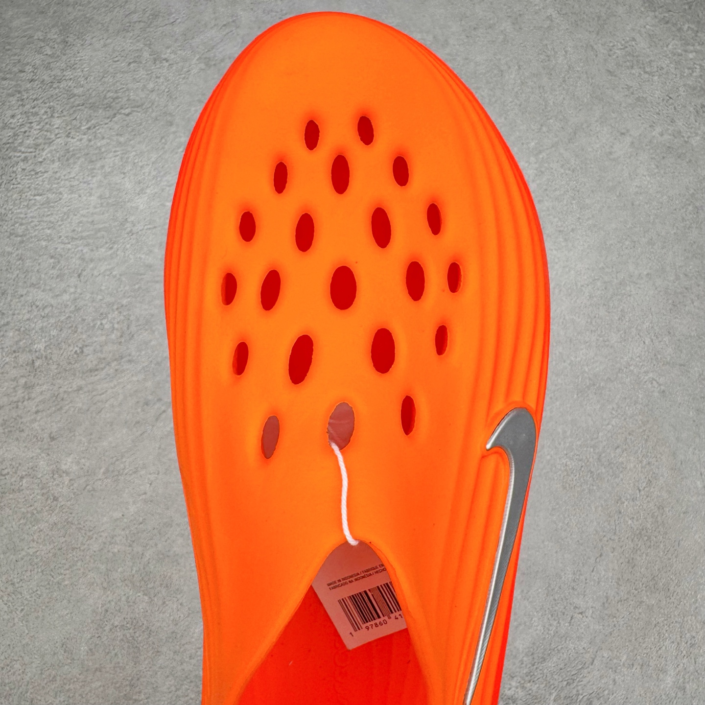 图片[4]-＃Lw纯原 NK ReactX Rejuven8 简约舒适百搭洞洞鞋 HV5060-800 重金购入原鞋及原档案磨具生产指令开发 唯一正确组合大底 组合侧面Logo 鞋头不过分上翘 后跟Logo 凹凸明显 轮廓分明 LOGO内侧钢印清晰工整 原厂磨具全鞋无多余毛边 同源公司EVA粒子环保塑料 原厂指令配方 无任何异味 弹性卡色均保持原鞋一致 匠心打造 鞋口弧度大小 鞋面色泽质感同步原鞋 LOGO内侧钢印清晰工整 从名字就能看出，这款鞋搭载了React X缓震科技，保证了舒适的脚感和轻盈的穿着体验。设计上，这双鞋采用了近几年非常流行的洞洞鞋风格，但特别之处在于加入了波浪纹路细节，让整个鞋型看起来更有立体感，视觉上也增添了几分现代感。尺码：36 36.5 37.5 38 38.5 39 40 40.5 41 42 42.5 43 44 44.5 45 46.5 47.5 48.5-选品中心