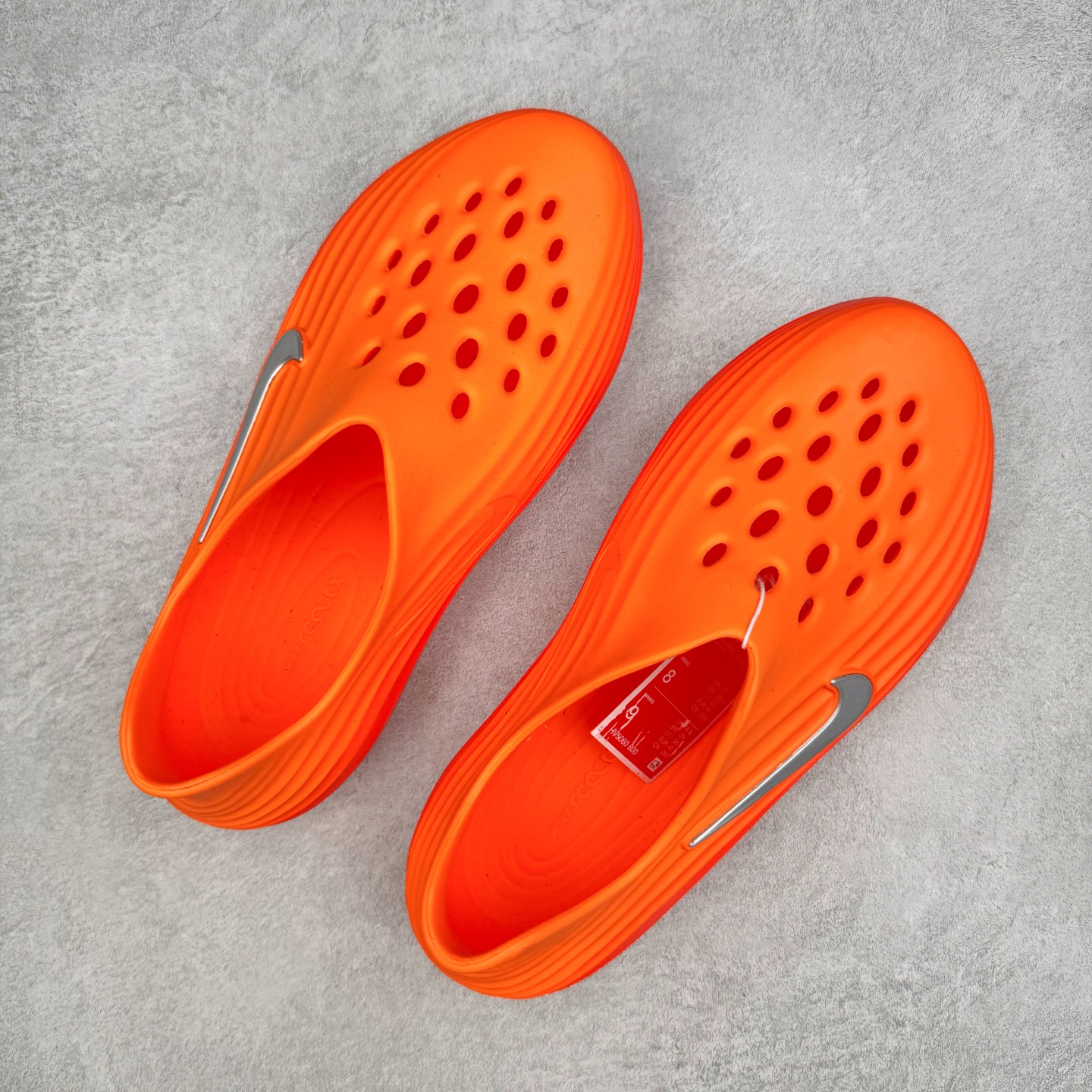 图片[3]-＃Lw纯原 NK ReactX Rejuven8 简约舒适百搭洞洞鞋 HV5060-800 重金购入原鞋及原档案磨具生产指令开发 唯一正确组合大底 组合侧面Logo 鞋头不过分上翘 后跟Logo 凹凸明显 轮廓分明 LOGO内侧钢印清晰工整 原厂磨具全鞋无多余毛边 同源公司EVA粒子环保塑料 原厂指令配方 无任何异味 弹性卡色均保持原鞋一致 匠心打造 鞋口弧度大小 鞋面色泽质感同步原鞋 LOGO内侧钢印清晰工整 从名字就能看出，这款鞋搭载了React X缓震科技，保证了舒适的脚感和轻盈的穿着体验。设计上，这双鞋采用了近几年非常流行的洞洞鞋风格，但特别之处在于加入了波浪纹路细节，让整个鞋型看起来更有立体感，视觉上也增添了几分现代感。尺码：36 36.5 37.5 38 38.5 39 40 40.5 41 42 42.5 43 44 44.5 45 46.5 47.5 48.5-选品中心